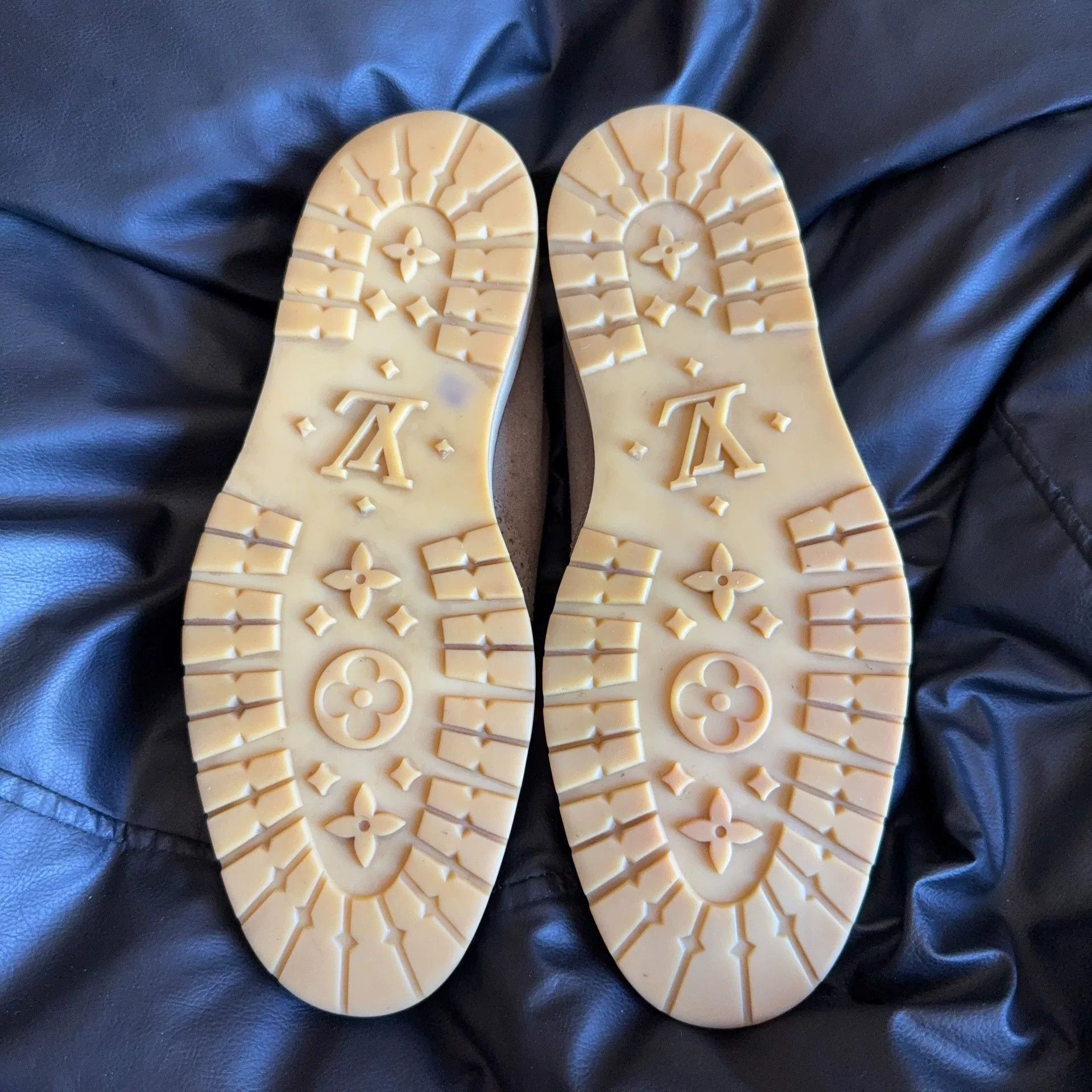 Louis Vuitton Louis Vuitton Suede Lowtop Sneakers 7.5 Men Size US 7.5 / EU 40-41 - 4 Thumbnail