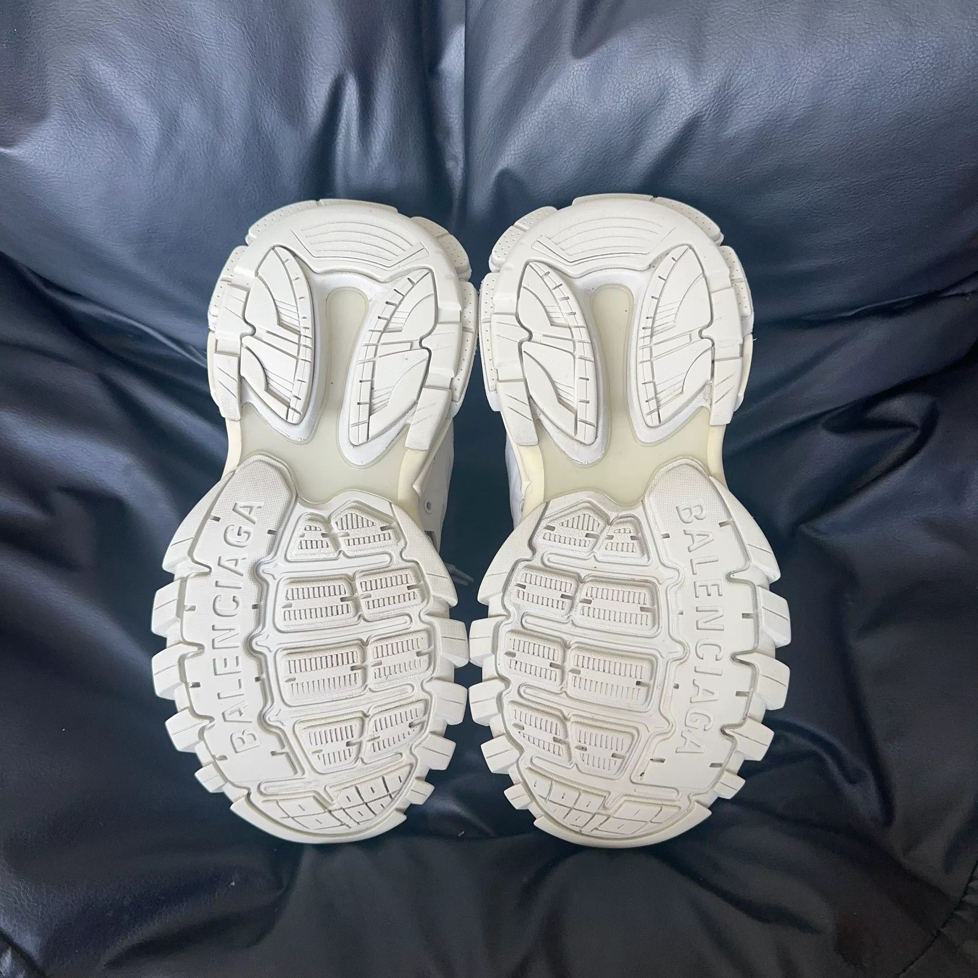 Balenciaga Balenciaga White Lowtop Sneakers 37 Women Size US 6.5 / IT 36.5 - 4 Thumbnail