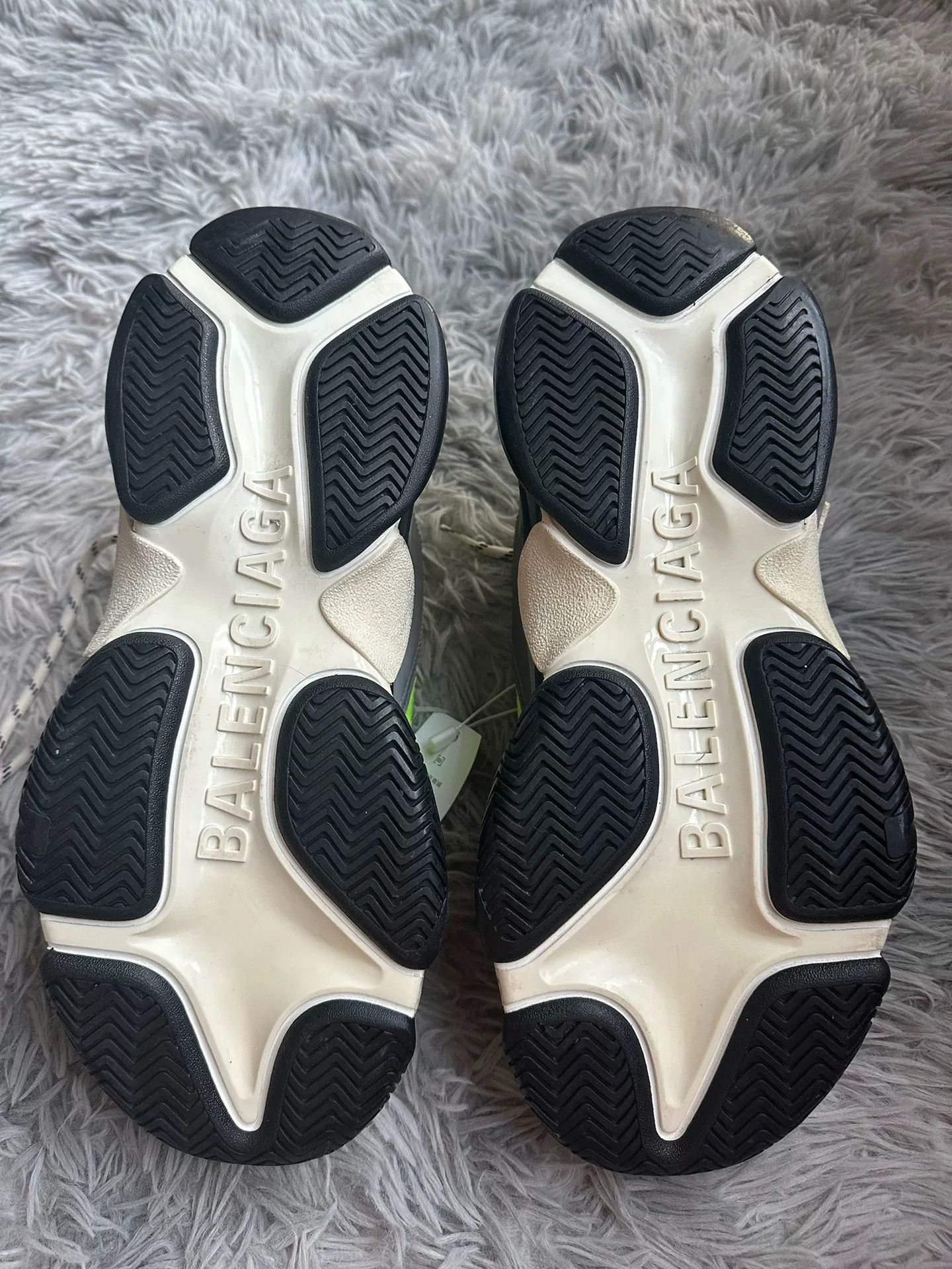 Balenciaga Balenciaga Glow Green Lowtop Sneakers 42 Men Size US 9 / EU 42 - 7 Thumbnail