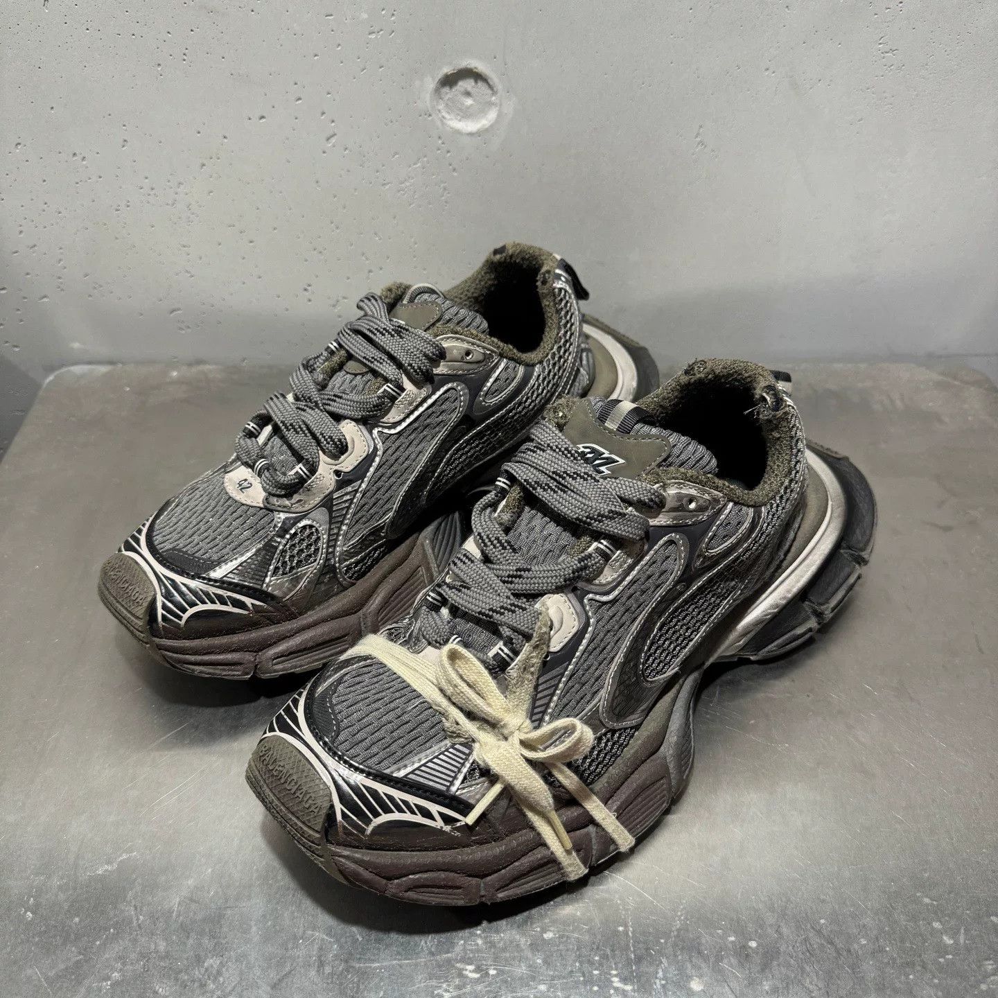 Balenciaga Balenciaga Distressed Brown Lowtop Sneakers XXXL Men Size US 10 / EU 43 - 2 Thumbnail