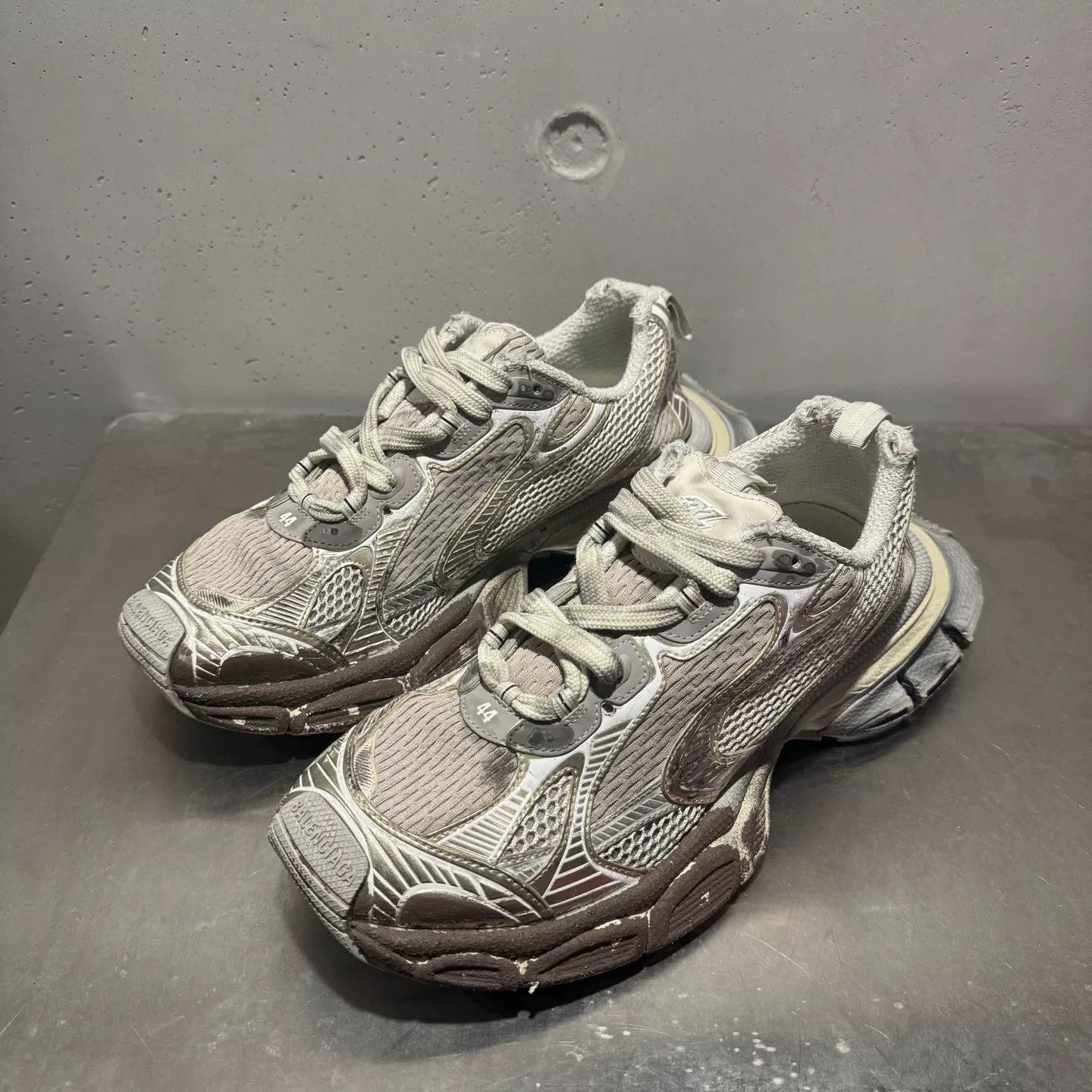 Balenciaga Balenciaga Distressed Silver Lowtop Sneakers XXXL Men Size US 10 / EU 43 - 2 Thumbnail