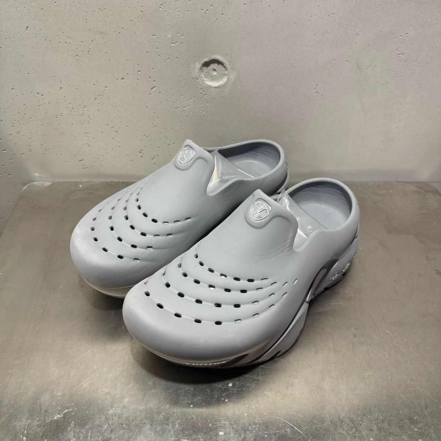 Louis Vuitton Louis Vuitton Shark Gray Sandals 42 Men Size US 9 / EU 42 - 2 Thumbnail