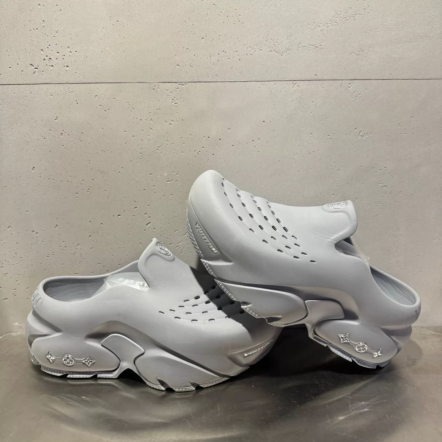 Louis Vuitton Louis Vuitton Shark Gray Sandals 42 Men Size US 9 / EU 42 - 4 Thumbnail