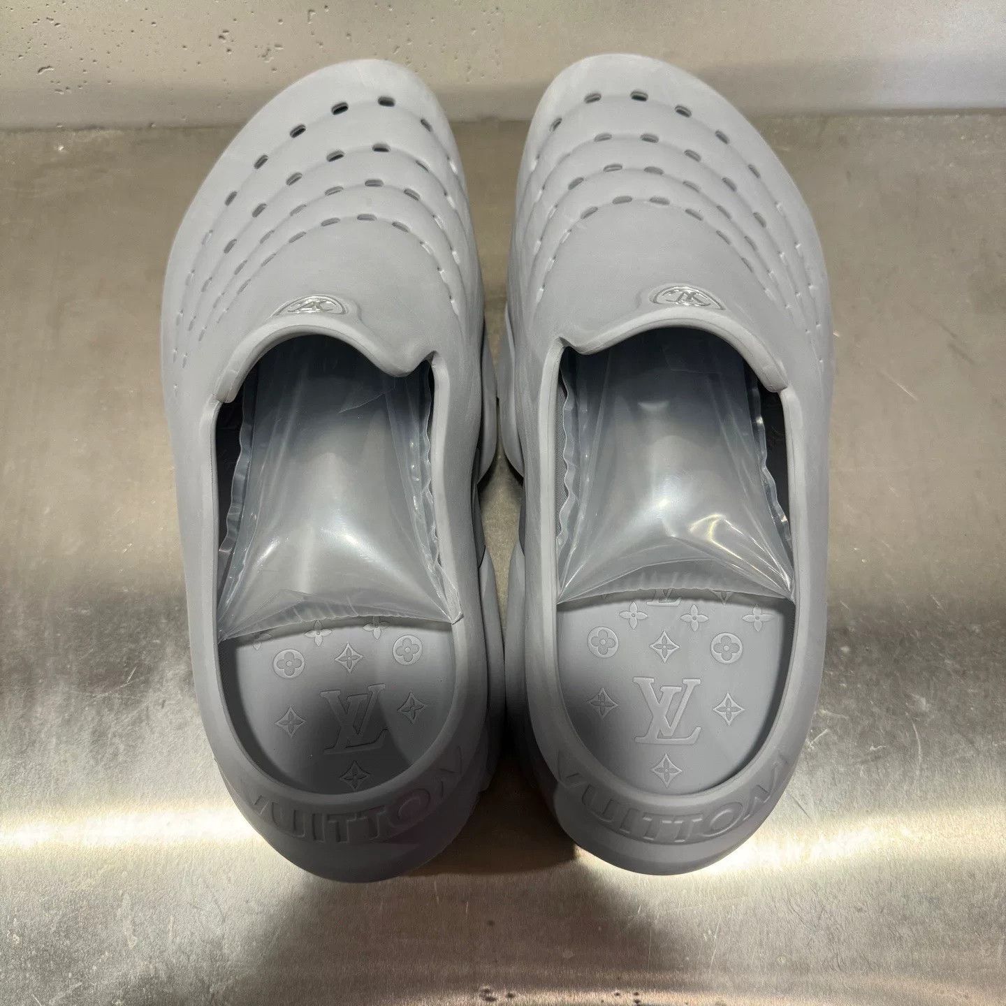 Louis Vuitton Louis Vuitton Shark Gray Sandals 42 Men Size US 9 / EU 42 - 7 Thumbnail