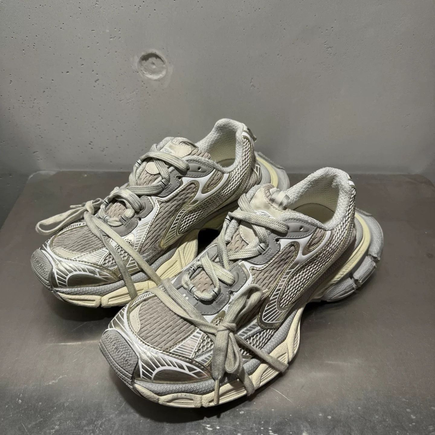 Balenciaga Balenciaga Distressed Silver Lowtop Sneakers XXXL Men Size US 10 / EU 43 - 2 Thumbnail