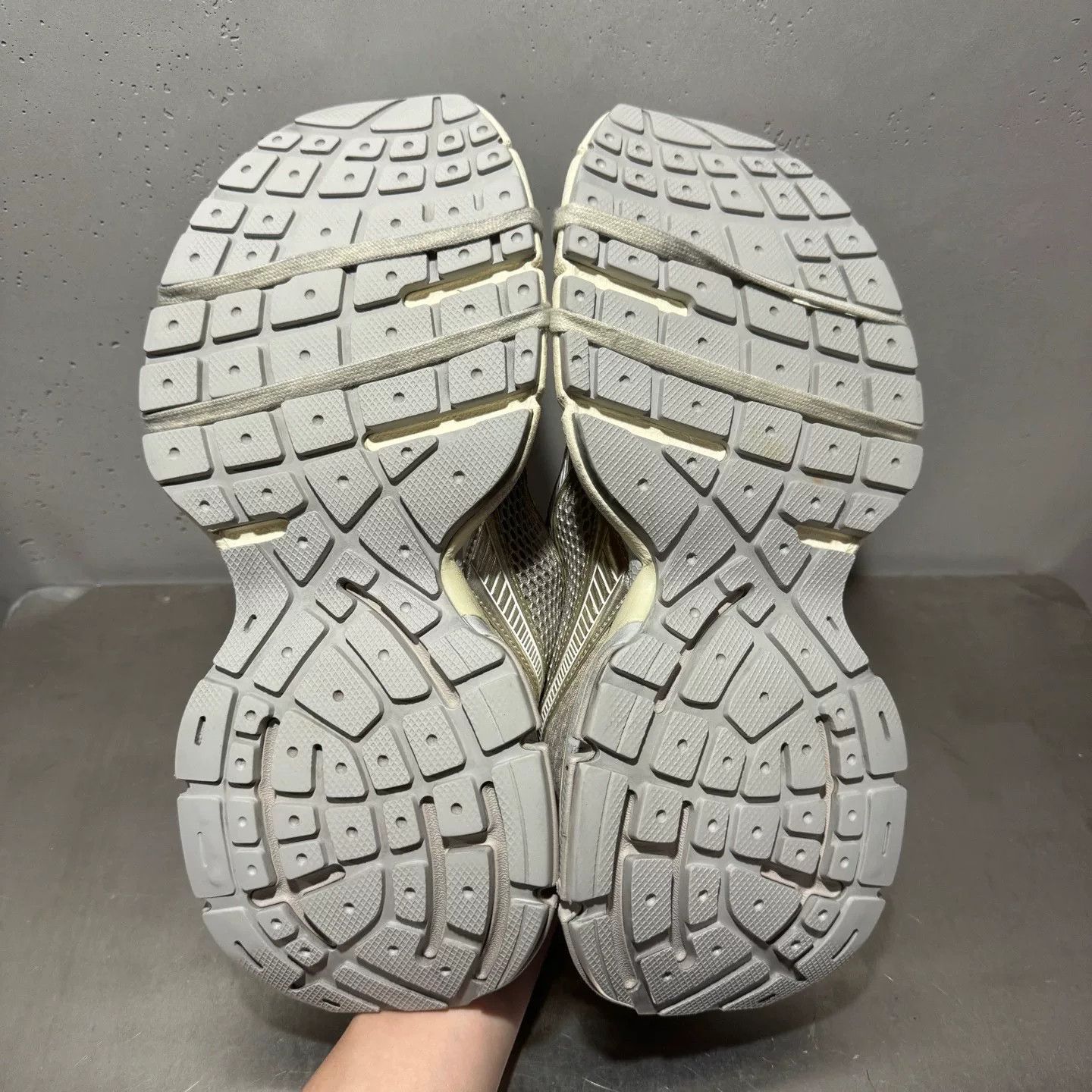Balenciaga Balenciaga Distressed Silver Lowtop Sneakers XXXL Men Size US 10 / EU 43 - 6 Thumbnail