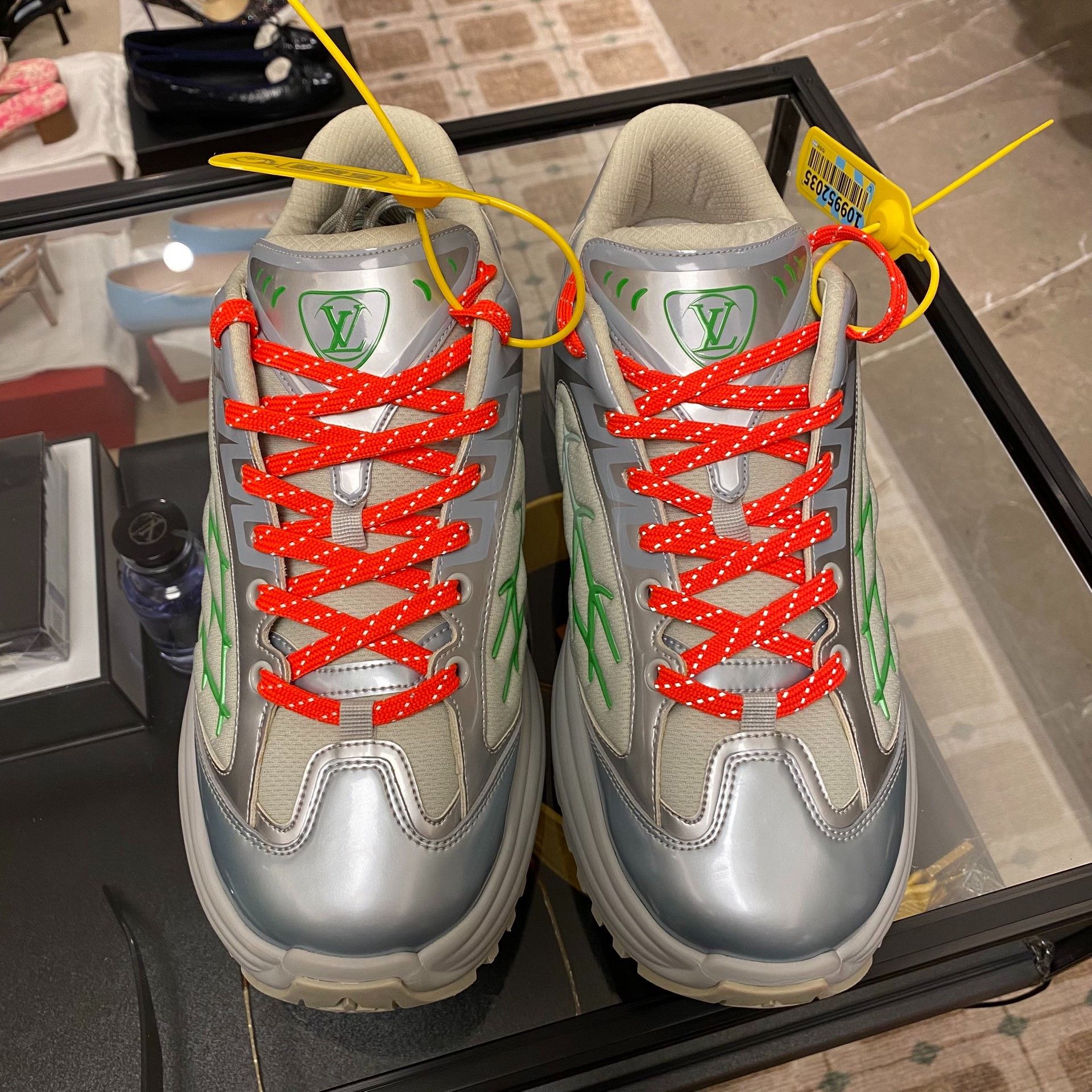 Louis Vuitton Louis Vuitton Green Lowtop Sneakers 8.5 Men Size US 8.5 / EU 41-42 - 2 Thumbnail