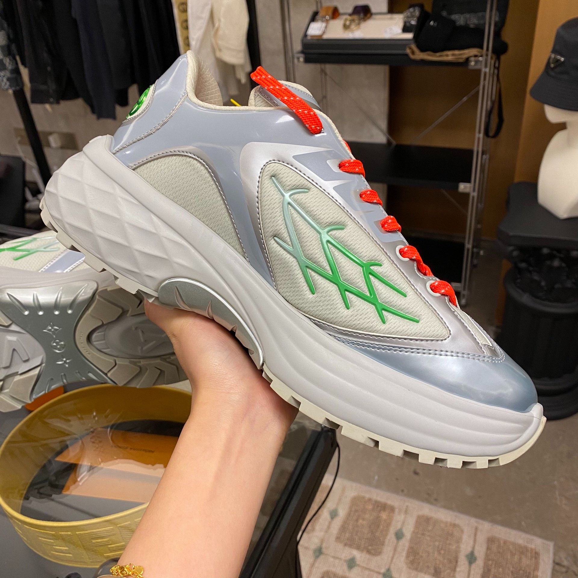 Louis Vuitton Louis Vuitton Green Lowtop Sneakers 8.5 Men Size US 8.5 / EU 41-42 - 5 Thumbnail