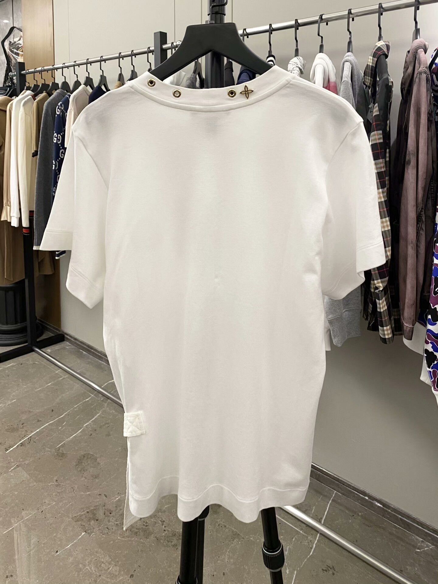 Louis Vuitton Louis Vuitton Metallic Gold T-Shirt XS Women Size XS / US 0-2 / IT 36-38 - 3 Thumbnail