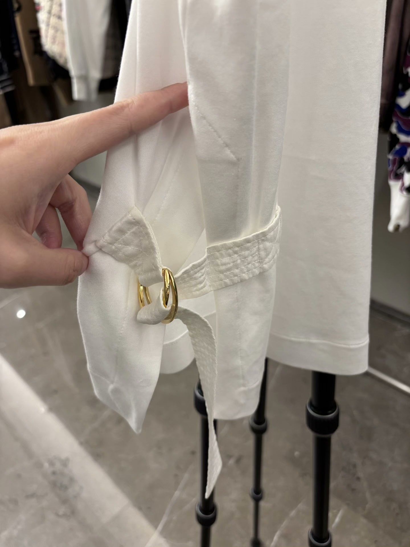 Louis Vuitton Louis Vuitton Metallic Gold T-Shirt XS Women Size XS / US 0-2 / IT 36-38 - 4 Thumbnail