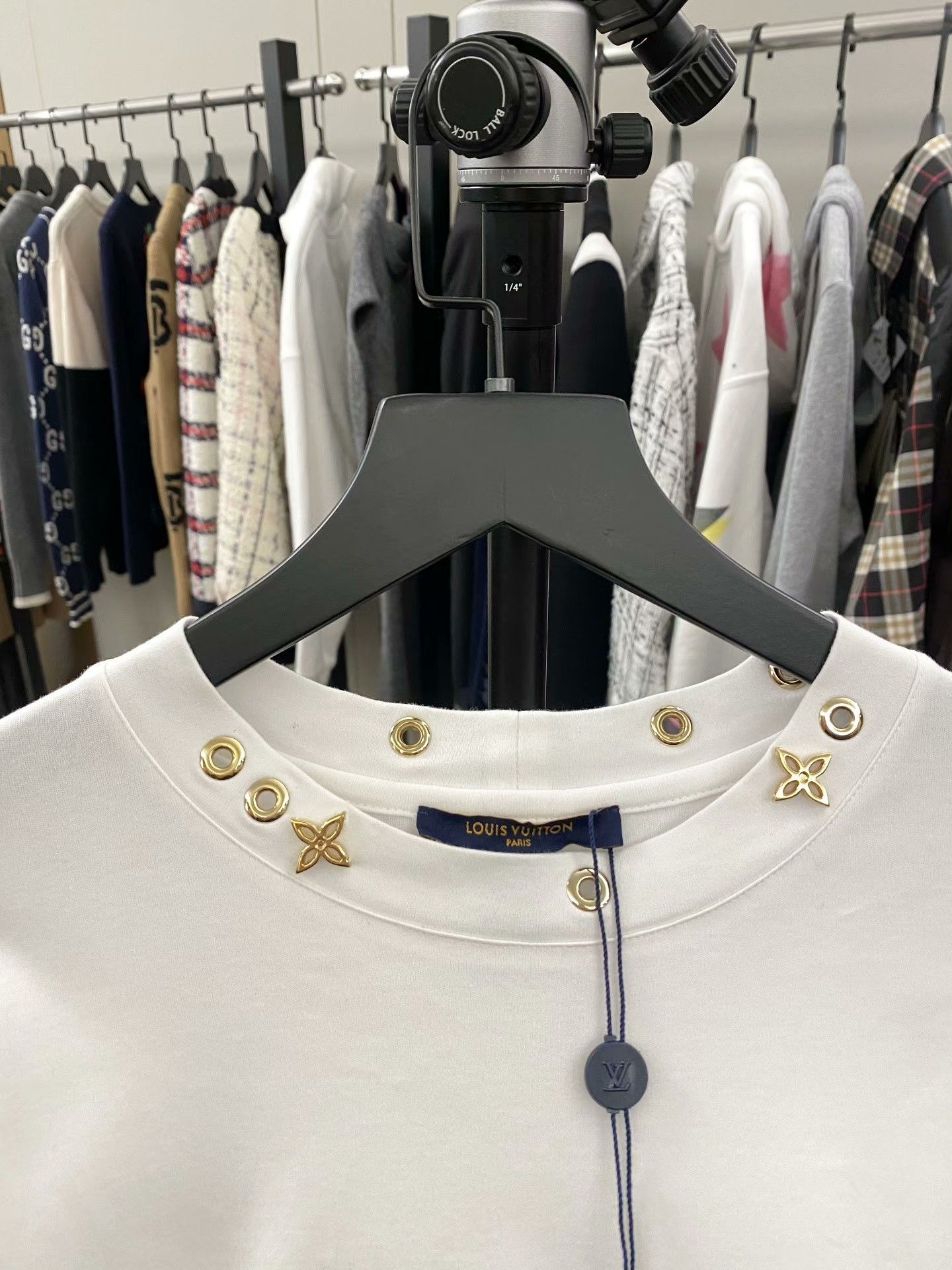 Louis Vuitton Louis Vuitton Metallic Gold T-Shirt XS Women Size XS / US 0-2 / IT 36-38 - 2 Thumbnail