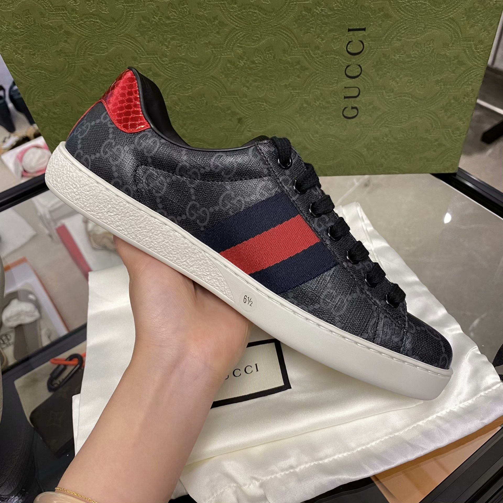 Gucci Gucci Black Lowtop Sneakers 5 Men Size US 5 / EU 37 - 6 Thumbnail