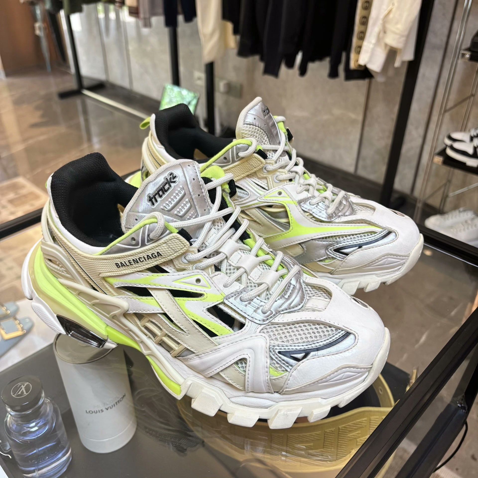 Balenciaga Balenciaga Yellow Lowtop Sneakers 9 Men Size US 9 / EU 42 - 2 Thumbnail