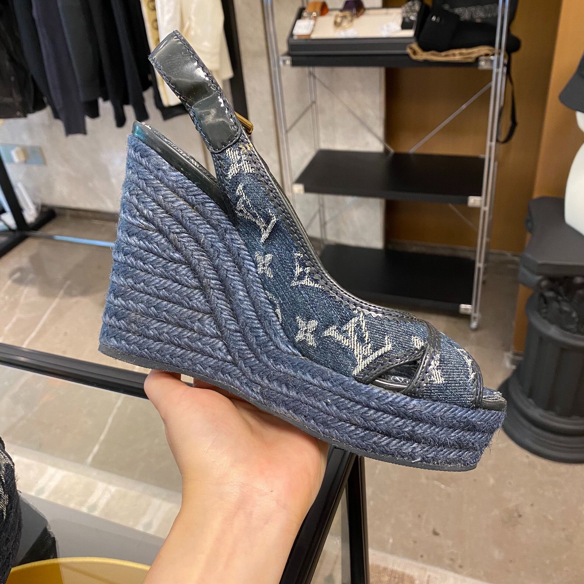 Louis Vuitton Louis Vuitton Denim Sandals us_5 Women Size US 5 / IT 35 - 6 Thumbnail