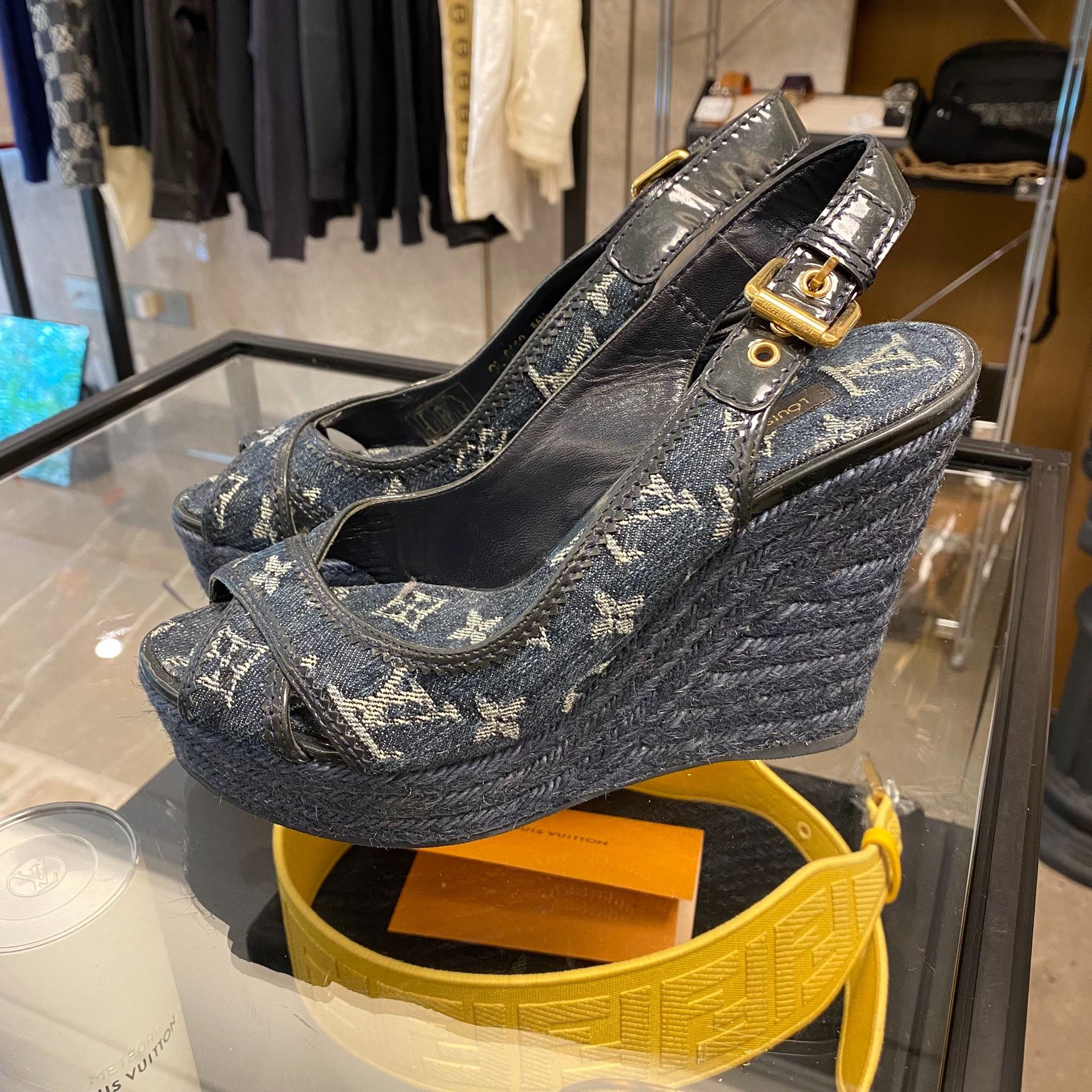 Louis Vuitton Louis Vuitton Denim Sandals us_5 Women Size US 5 / IT 35 - 3 Thumbnail