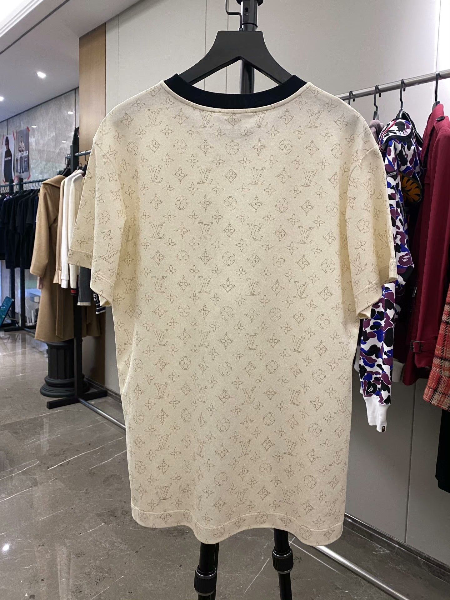 Louis Vuitton Louis Vuitton Beige T-Shirt S Women Size S / US 4 / IT 40 - 2 Thumbnail