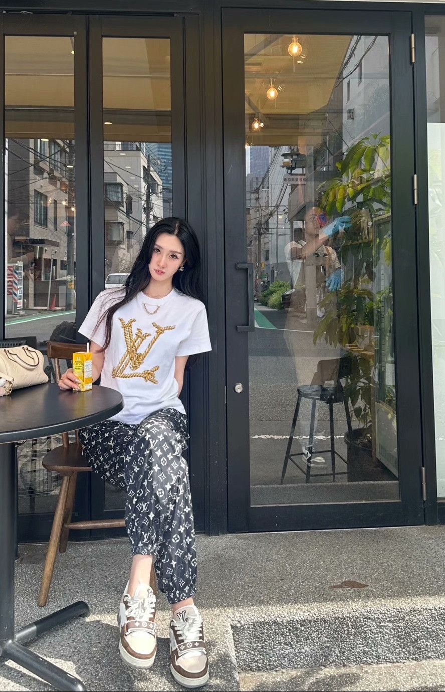 Louis Vuitton Louis Vuitton Retro White T-Shirt XS Women Size XS / US 0-2 / IT 36-38 - 7 Thumbnail