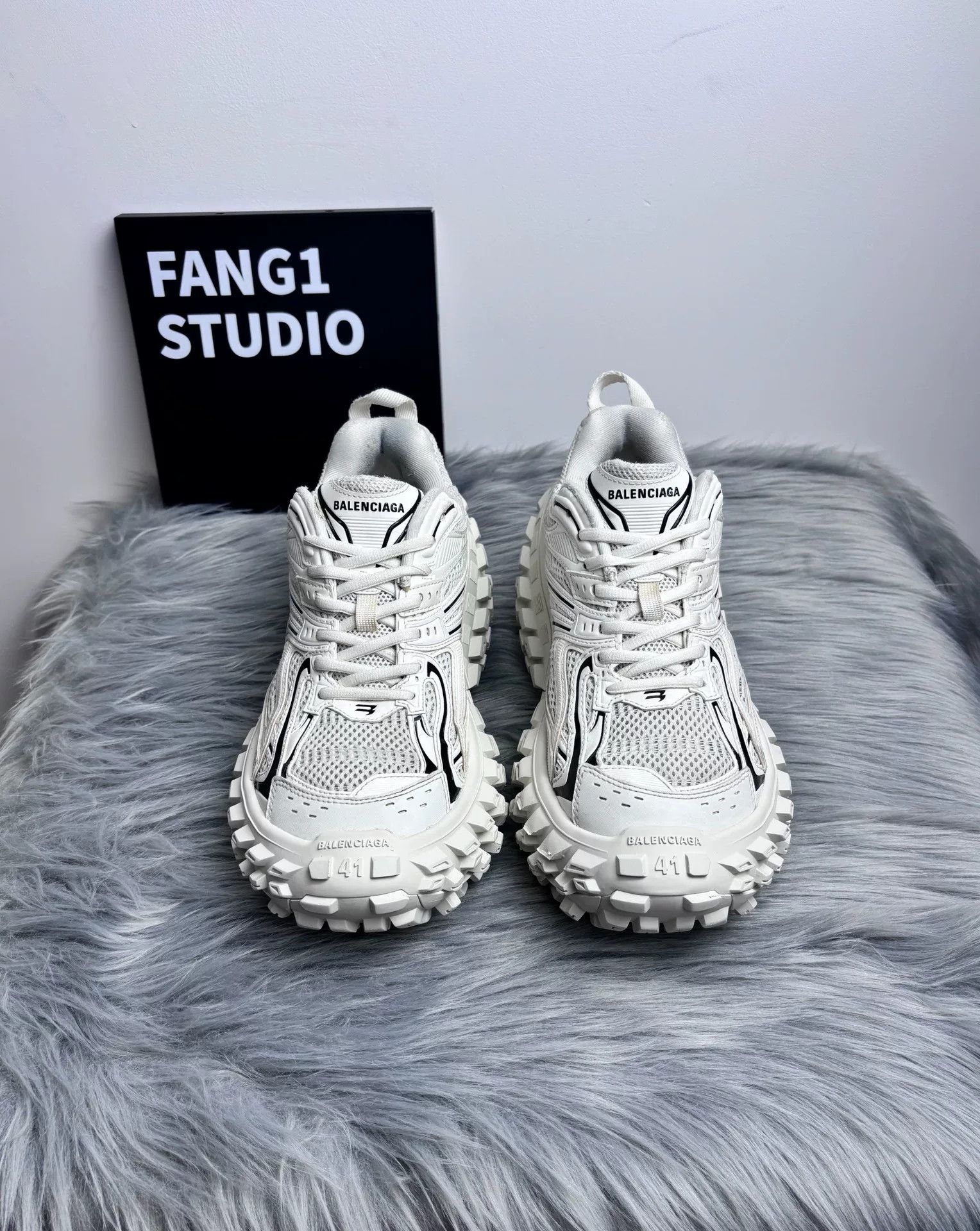 Balenciaga Balenciaga Beige Lowtop Sneakers 8.5 Men Size US 8.5 / EU 41-42 - 2 Thumbnail