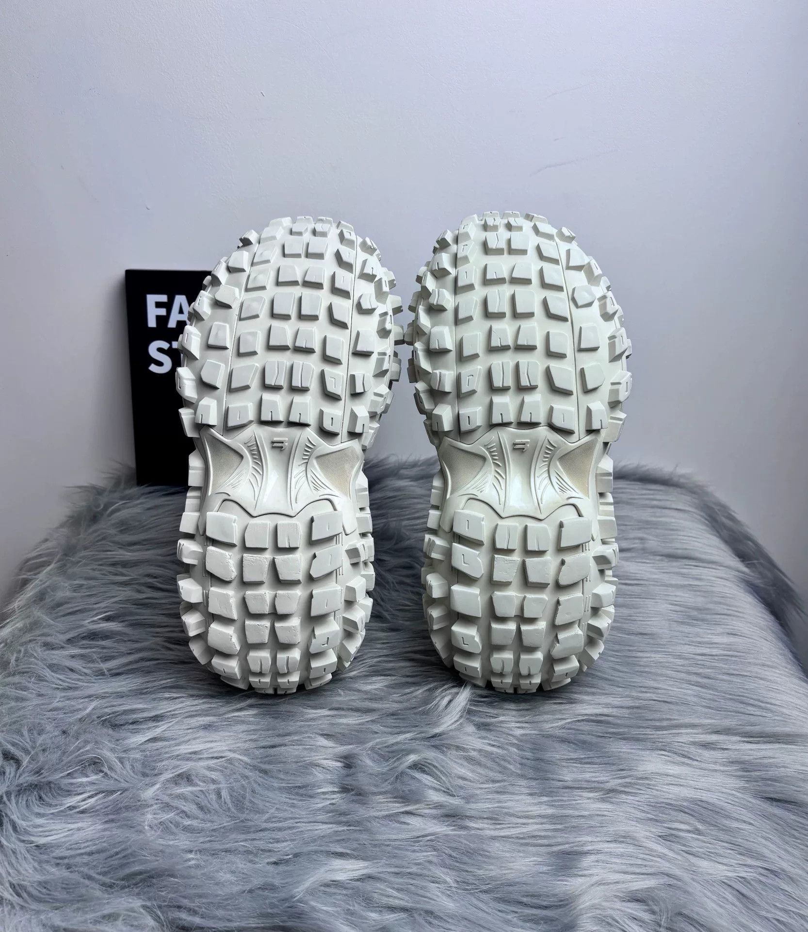 Balenciaga Balenciaga Beige Lowtop Sneakers 8.5 Men Size US 8.5 / EU 41-42 - 8 Thumbnail