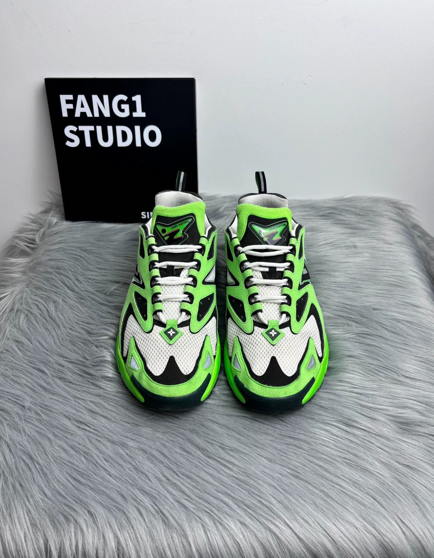 Louis Vuitton Louis Vuitton Running Lowtop Sneakers 8.5 Men Size US 8.5 / EU 41-42 - 2 Thumbnail