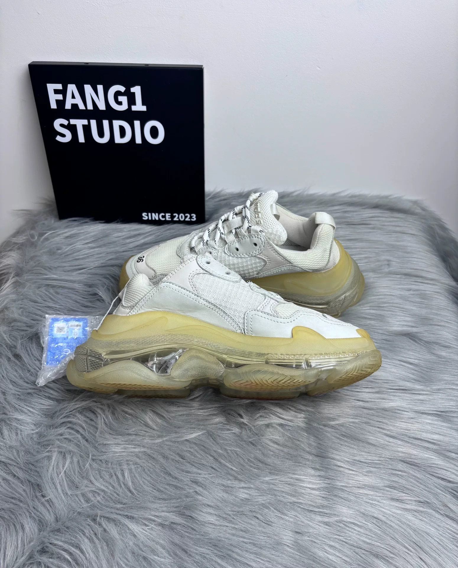 Balenciaga Balenciaga Clear White Lowtop Sneakers us_6 Women Size US 6 / IT 36 - 5 Thumbnail