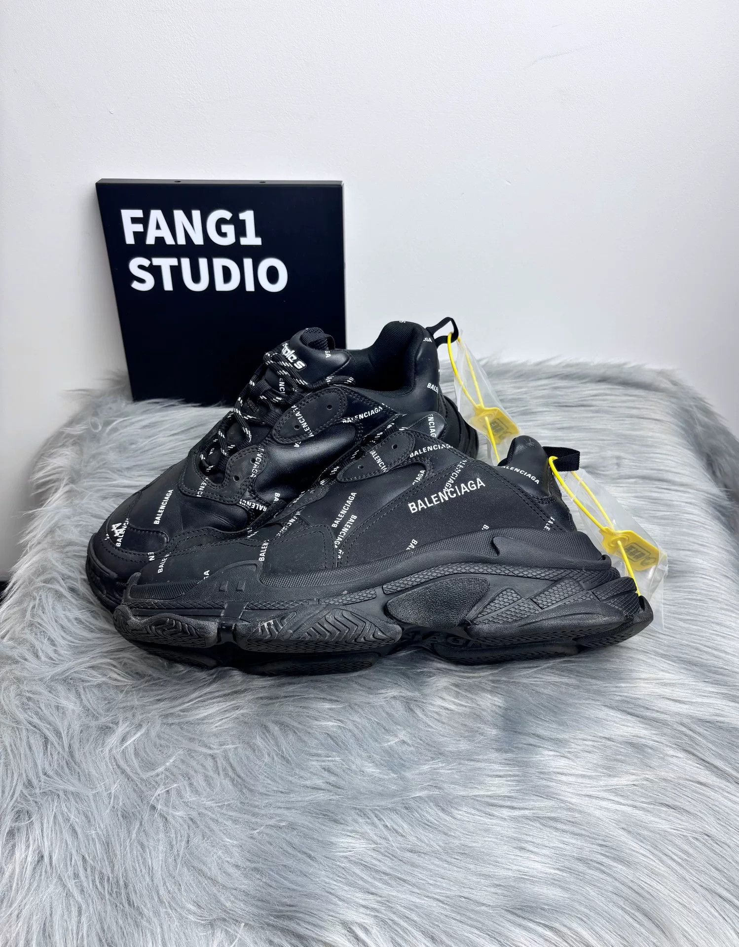 Balenciaga Balenciaga Retro Black Lowtop Sneakers 10.5 Men Size US 10.5 / EU 43-44 - 4 Thumbnail