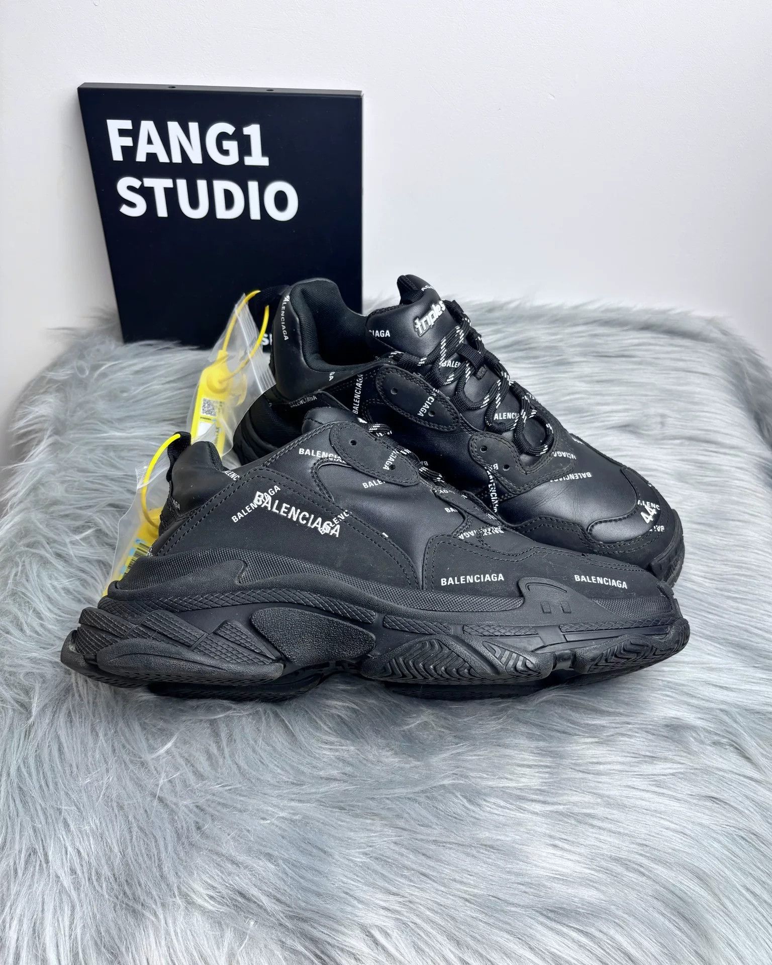 Balenciaga Balenciaga Retro Black Lowtop Sneakers 10.5 Men Size US 10.5 / EU 43-44 - 3 Thumbnail