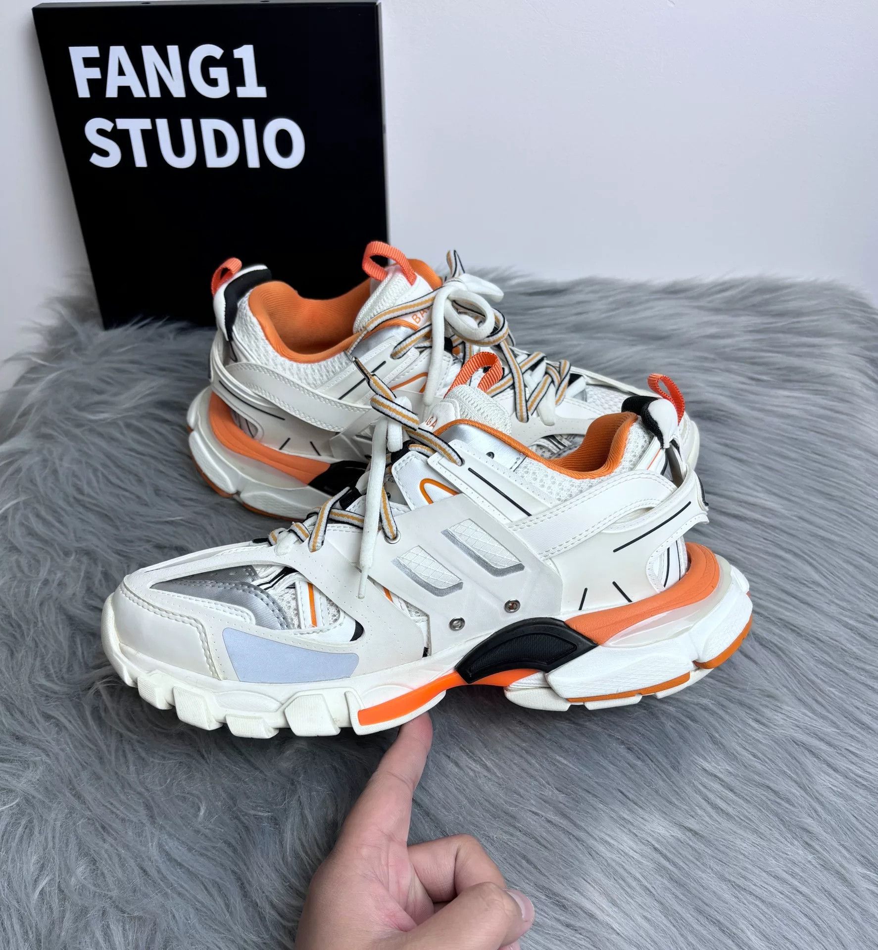 Balenciaga Balenciaga White Lowtop Sneakers us_7-5 Women Size US 7.5 / IT 37.5 - 6 Thumbnail