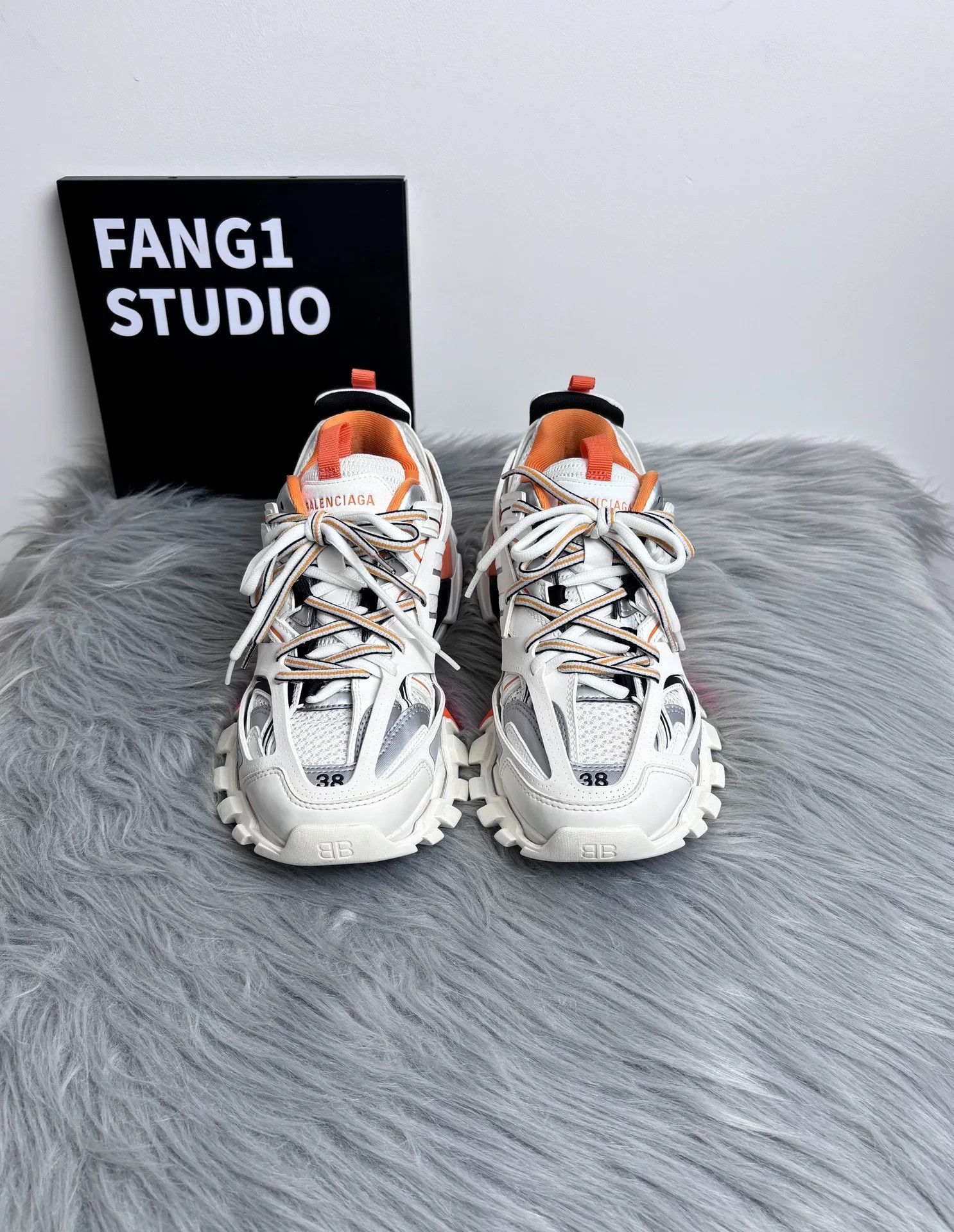 Balenciaga Balenciaga White Lowtop Sneakers us_7-5 Women Size US 7.5 / IT 37.5 - 2 Thumbnail