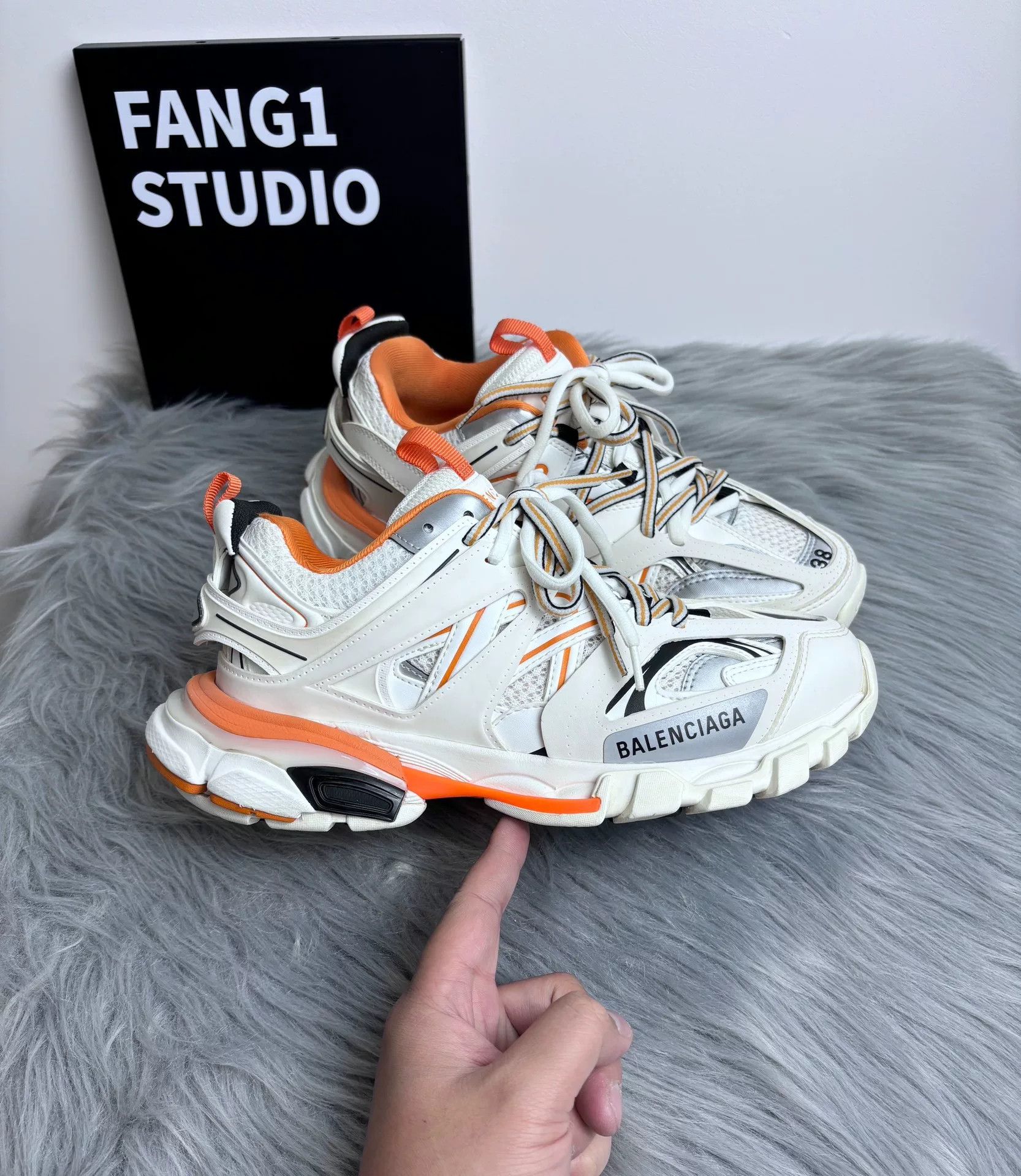 Balenciaga Balenciaga White Lowtop Sneakers us_7-5 Women Size US 7.5 / IT 37.5 - 4 Thumbnail