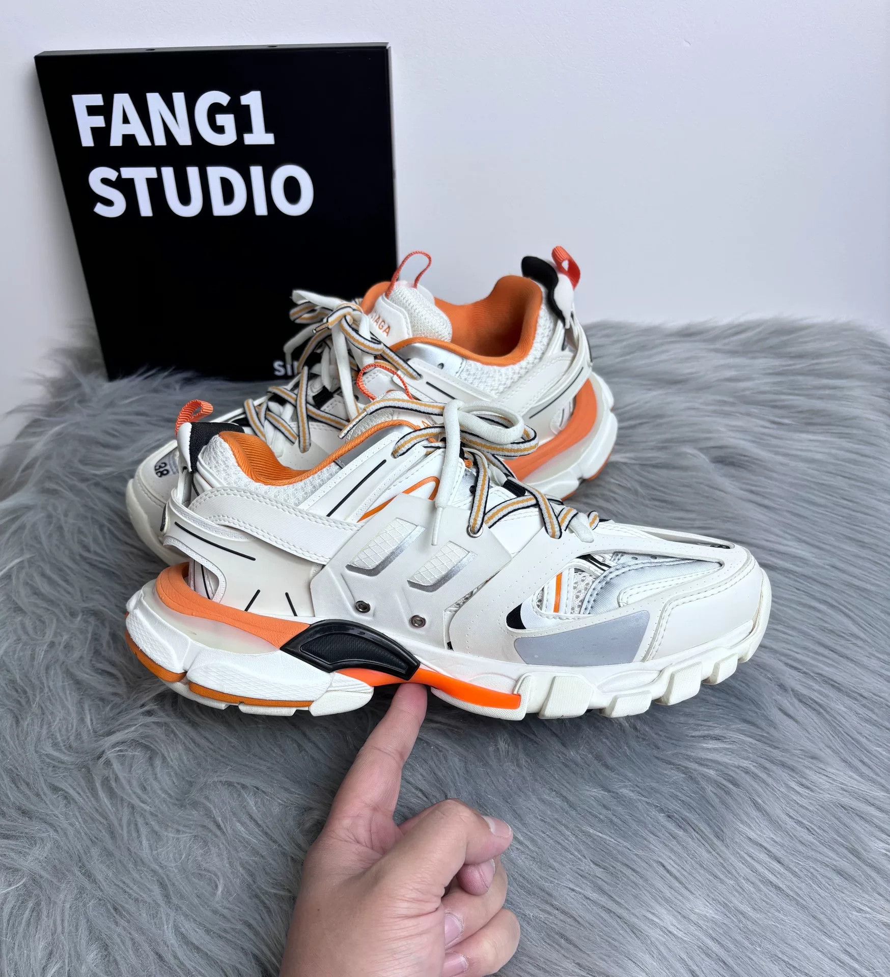 Balenciaga Balenciaga White Lowtop Sneakers us_7-5 Women Size US 7.5 / IT 37.5 - 5 Thumbnail