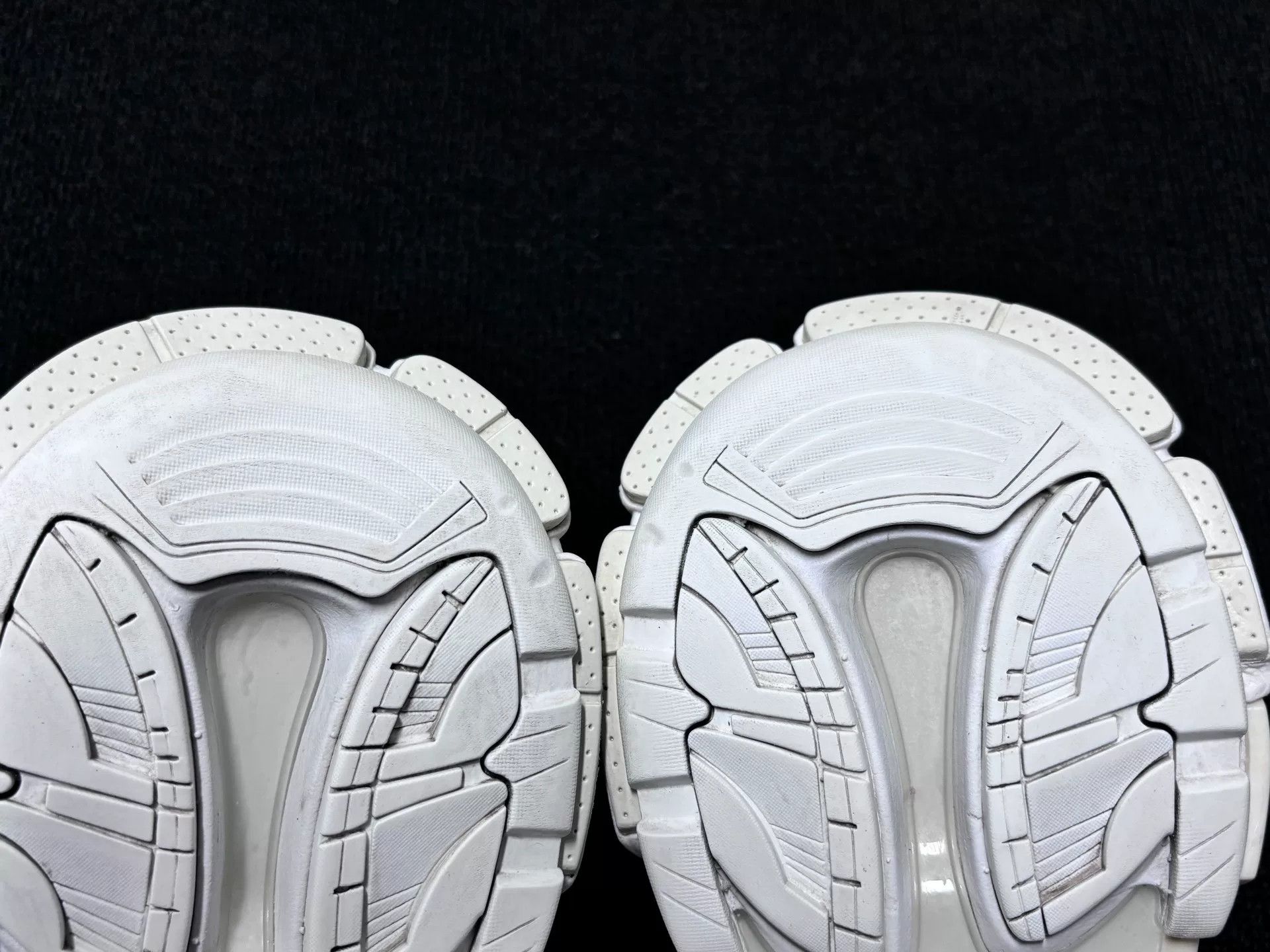 Balenciaga Balenciaga White Lowtop Sneakers us_7-5 Women Size US 7.5 / IT 37.5 - 9 Thumbnail