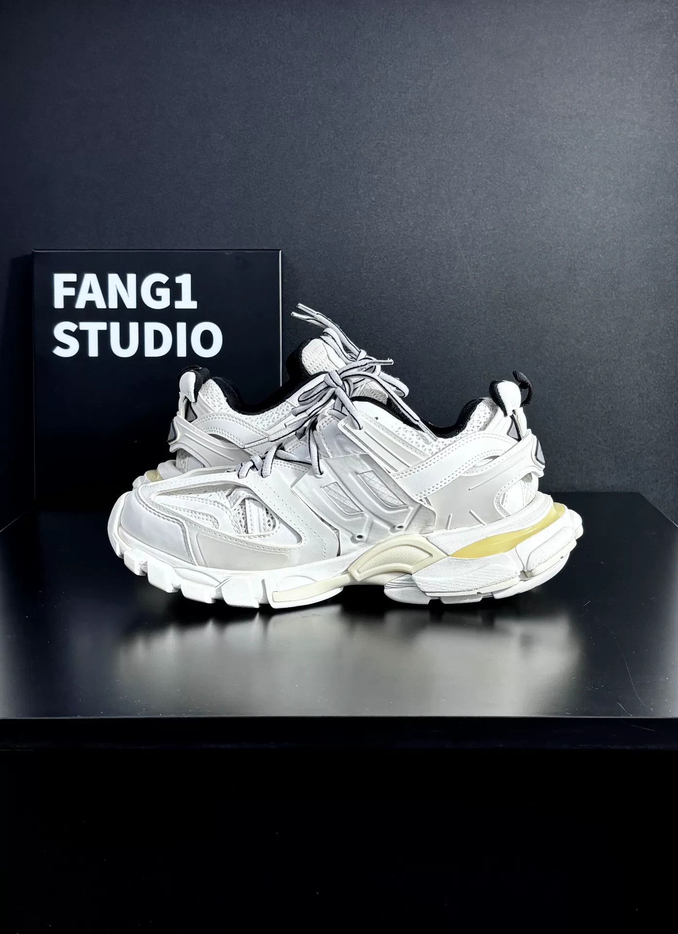 Balenciaga Balenciaga White Lowtop Sneakers us_7-5 Women Size US 7.5 / IT 37.5 - 6 Thumbnail
