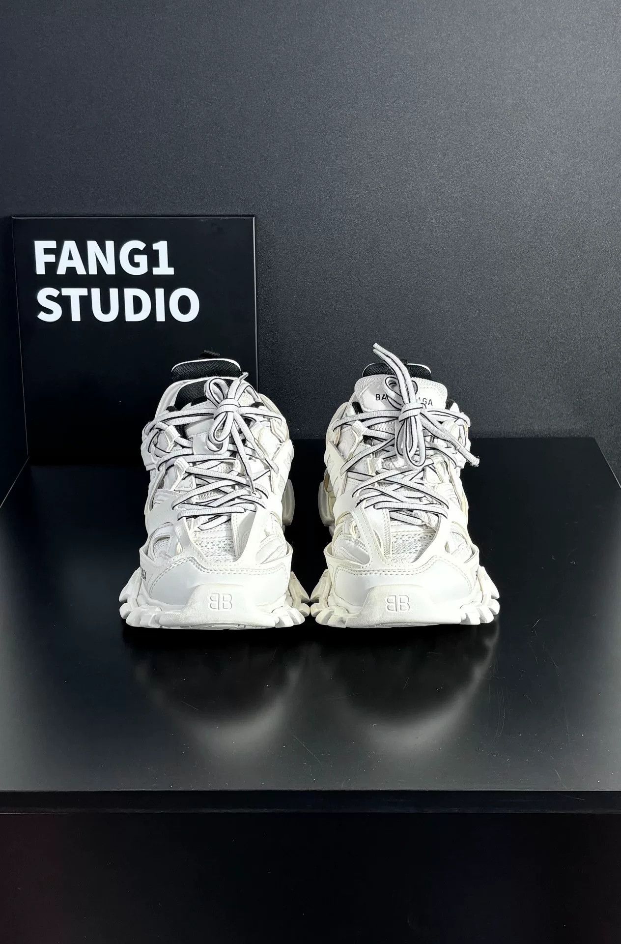 Balenciaga Balenciaga White Lowtop Sneakers us_7-5 Women Size US 7.5 / IT 37.5 - 2 Thumbnail