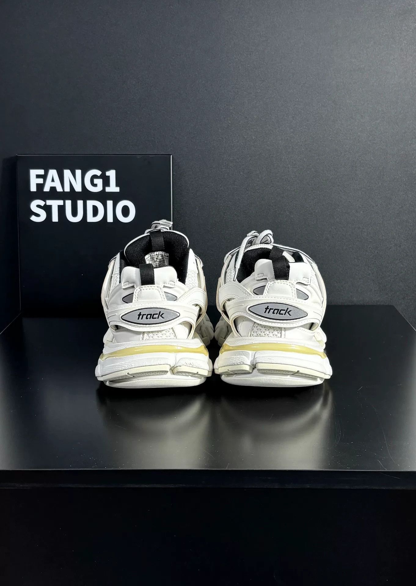 Balenciaga Balenciaga White Lowtop Sneakers us_7-5 Women Size US 7.5 / IT 37.5 - 7 Thumbnail