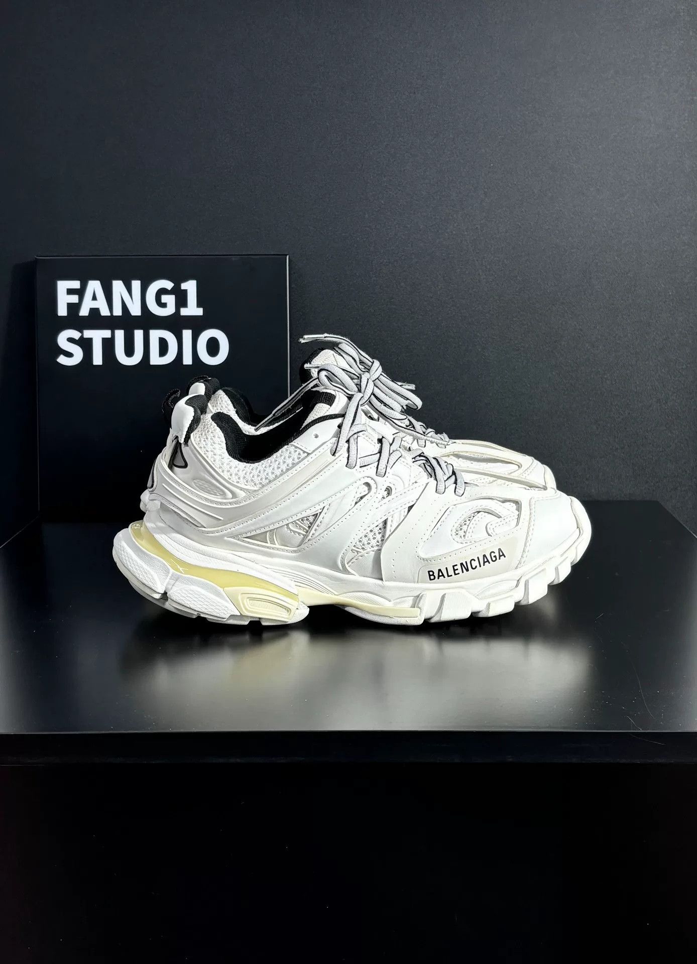 Balenciaga Balenciaga White Lowtop Sneakers us_7-5 Women Size US 7.5 / IT 37.5 - 3 Thumbnail