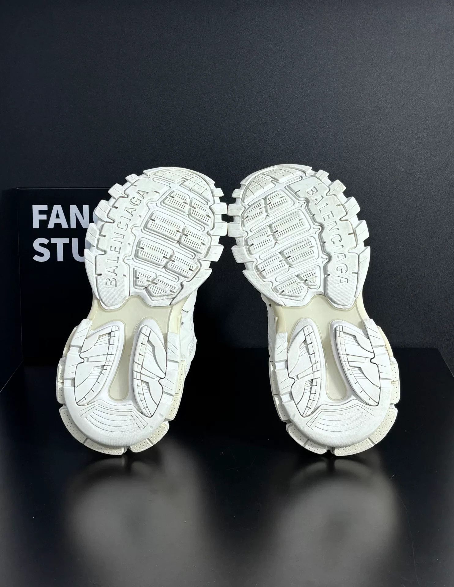 Balenciaga Balenciaga White Lowtop Sneakers us_7-5 Women Size US 7.5 / IT 37.5 - 8 Thumbnail