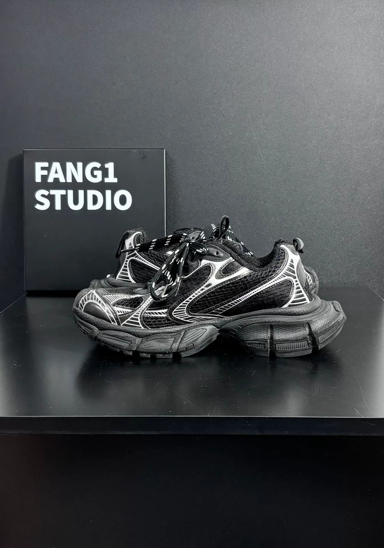 Balenciaga Balenciaga Distressed Silver Lowtop Sneakers us_6 Women Size US 6 / IT 36 - 6 Thumbnail