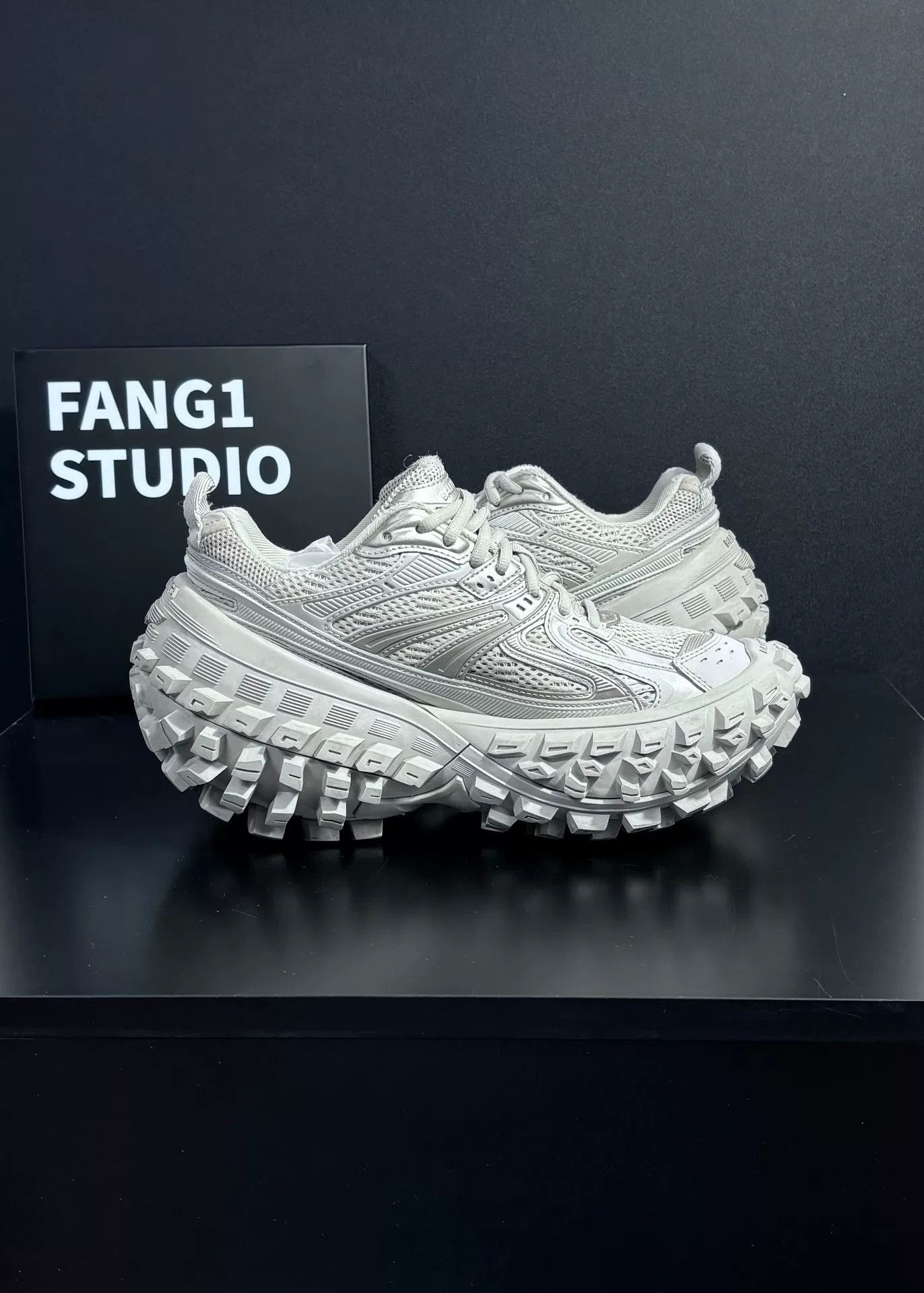 Balenciaga Balenciaga Beige Lowtop Sneakers us_7-5 Women Size US 7.5 / IT 37.5 - 5 Thumbnail