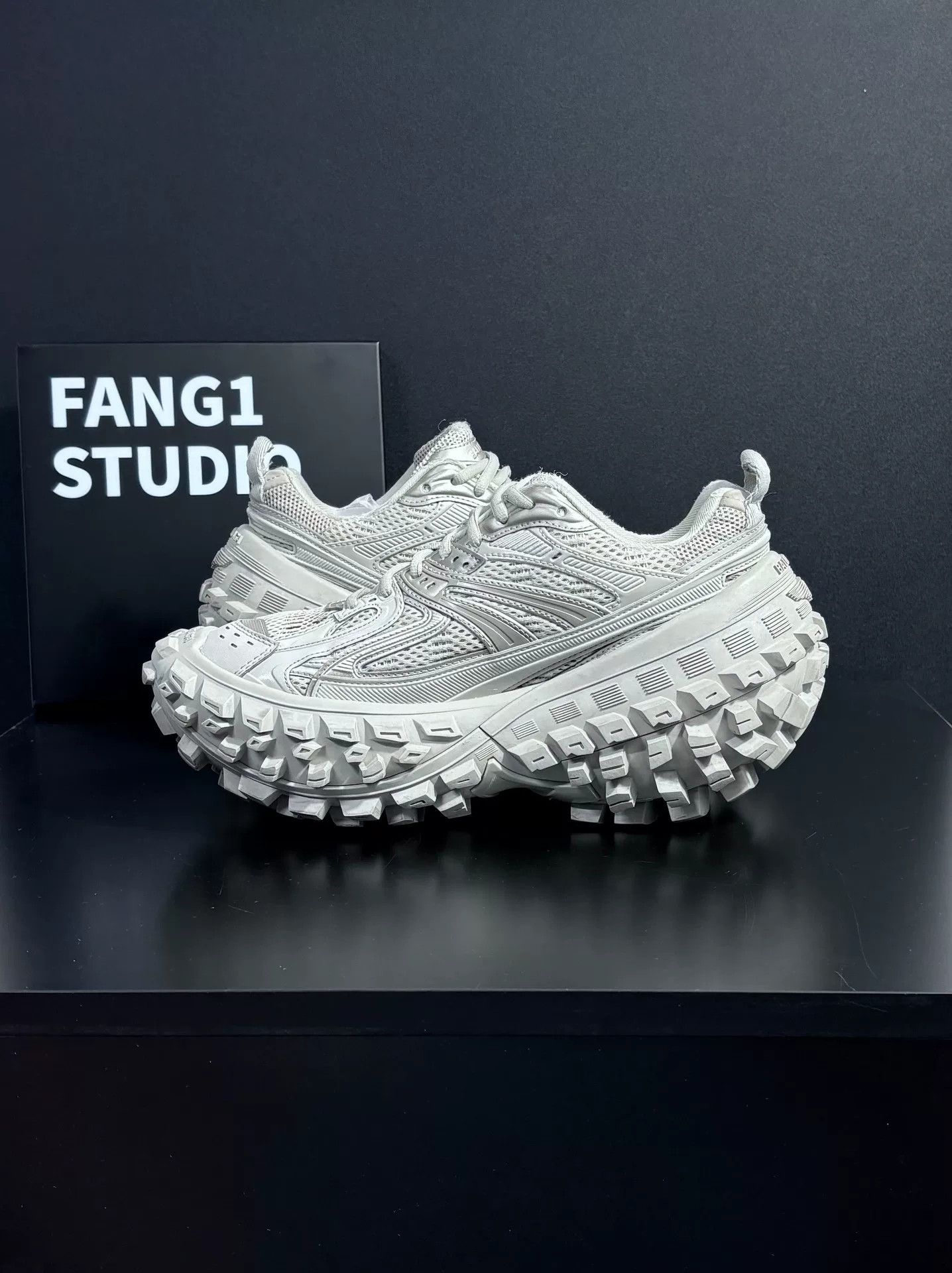 Balenciaga Balenciaga Beige Lowtop Sneakers us_7-5 Women Size US 7.5 / IT 37.5 - 6 Thumbnail