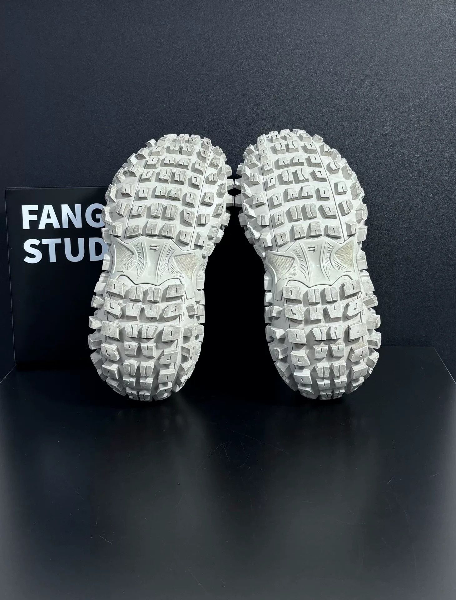 Balenciaga Balenciaga Beige Lowtop Sneakers us_7-5 Women Size US 7.5 / IT 37.5 - 8 Thumbnail