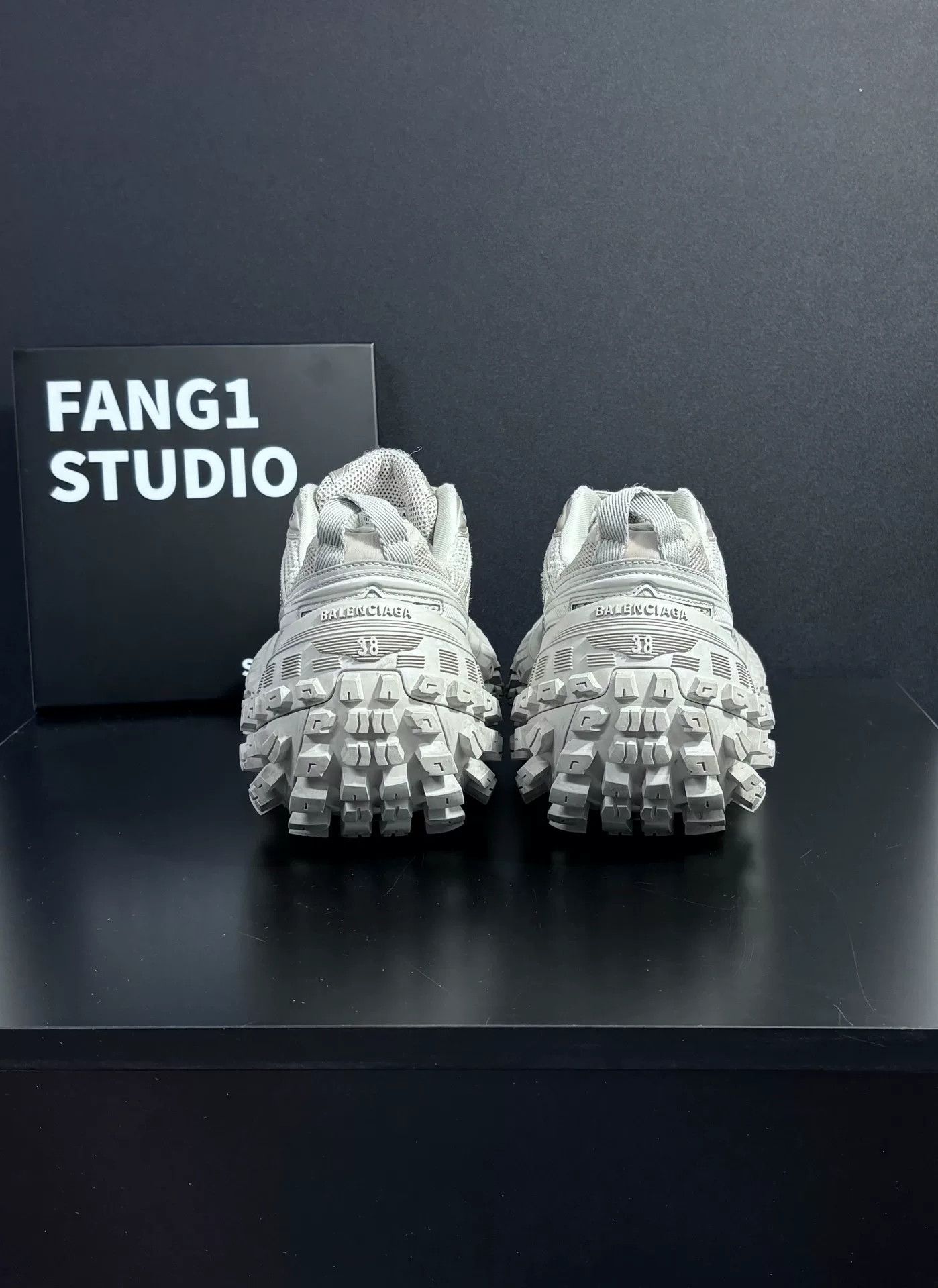 Balenciaga Balenciaga Beige Lowtop Sneakers us_7-5 Women Size US 7.5 / IT 37.5 - 7 Thumbnail