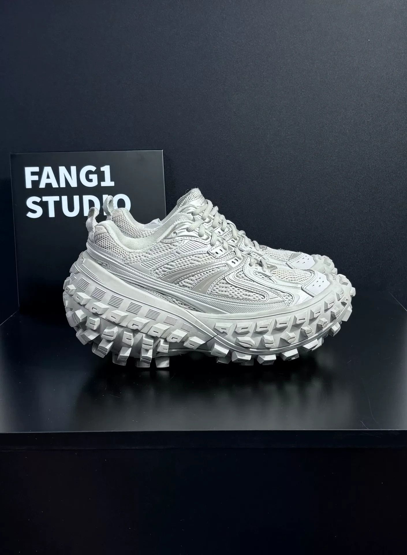 Balenciaga Balenciaga Beige Lowtop Sneakers us_7-5 Women Size US 7.5 / IT 37.5 - 3 Thumbnail