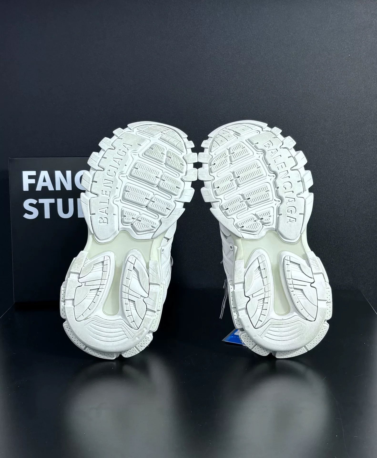 Balenciaga Balenciaga White Lowtop Sneakers us_6-5 Women Size US 6.5 / IT 36.5 - 8 Thumbnail