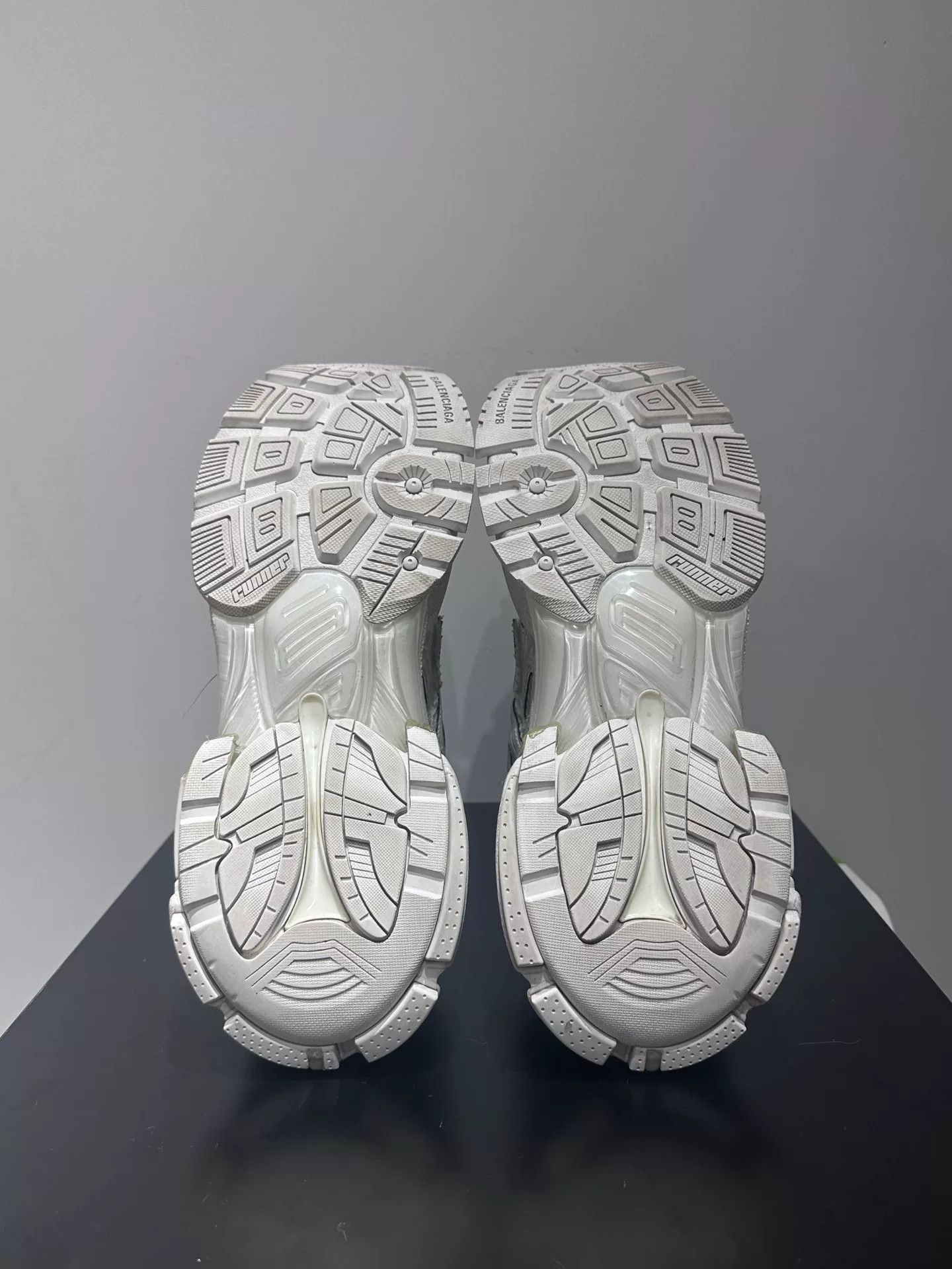 Balenciaga Balenciaga Running White Lowtop Sneakers 9 Men Size US 9 / EU 42 - 8 Thumbnail