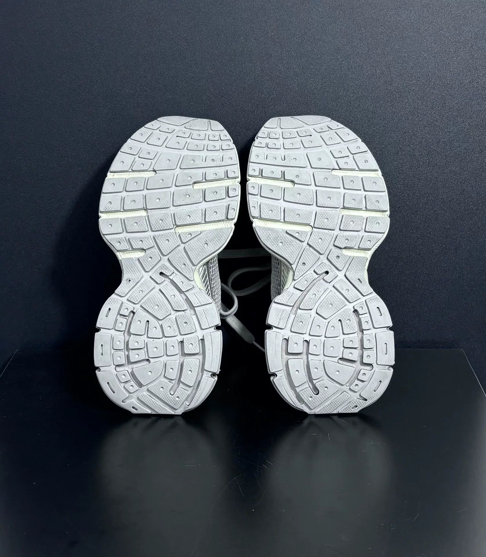 Balenciaga Balenciaga Beige Lowtop Sneakers us_8-5 Women Size US 8.5 / IT 38.5 - 8 Thumbnail