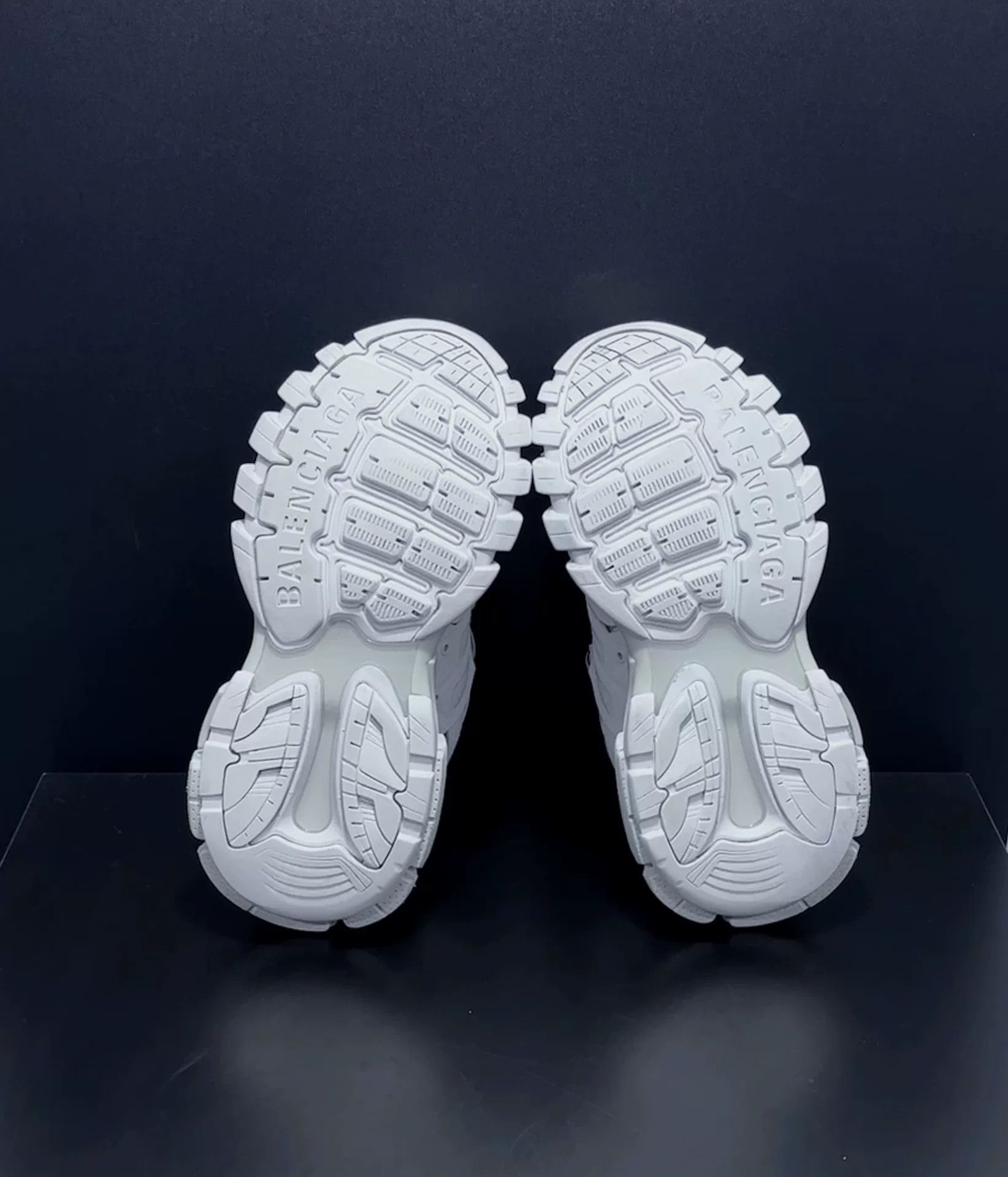 Balenciaga Balenciaga White Lowtop Sneakers us_7-5 Women Size US 7.5 / IT 37.5 - 8 Thumbnail