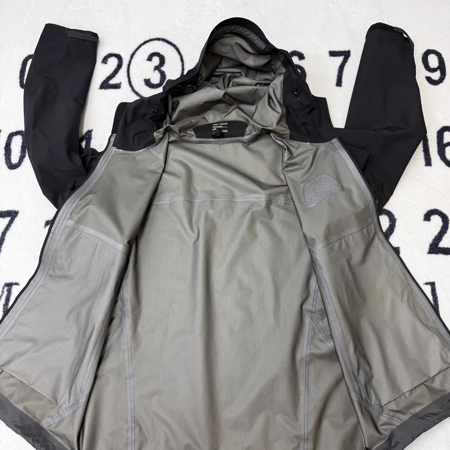 Arc'teryx Black Hooded Raincoat Size L Size US L / EU 52-54 / 3 - 4 Thumbnail