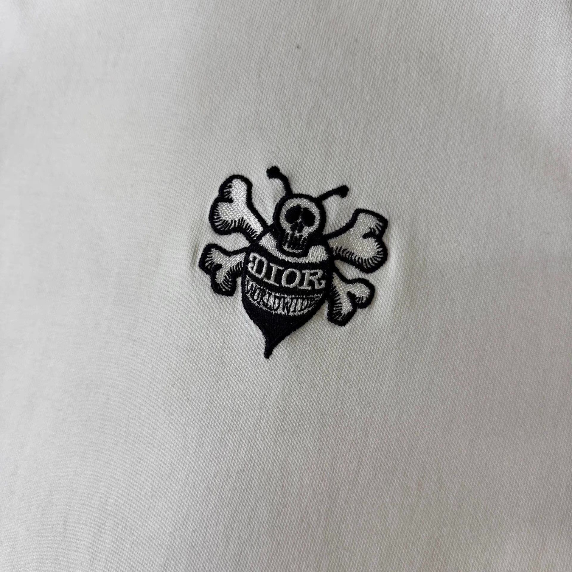Dior White Short Sleeve Shirt with Embroidered Bee Design Size US M / EU 48-50 / 2 - 3 Thumbnail