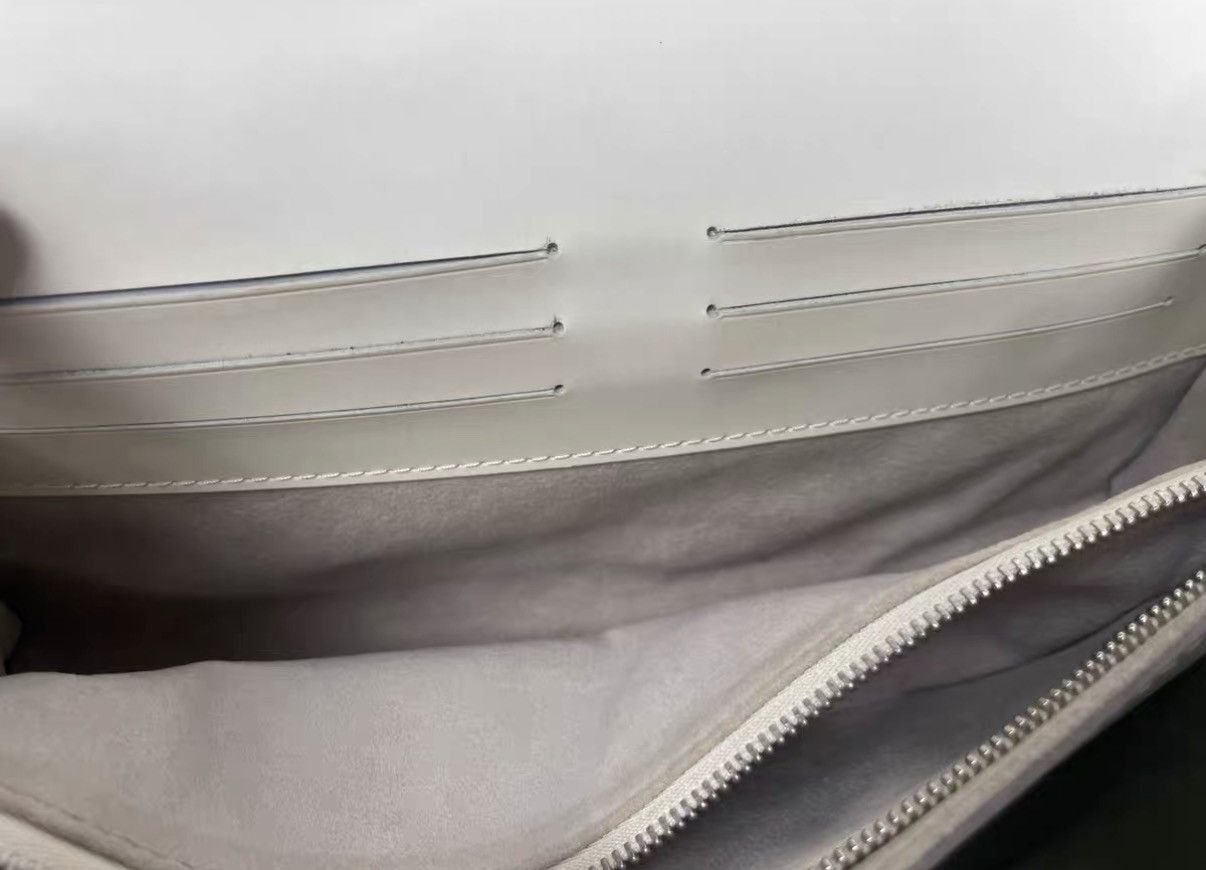 Louis Vuitton White Textured Crossbody Clutch Bag Size ONE SIZE - 5 Thumbnail